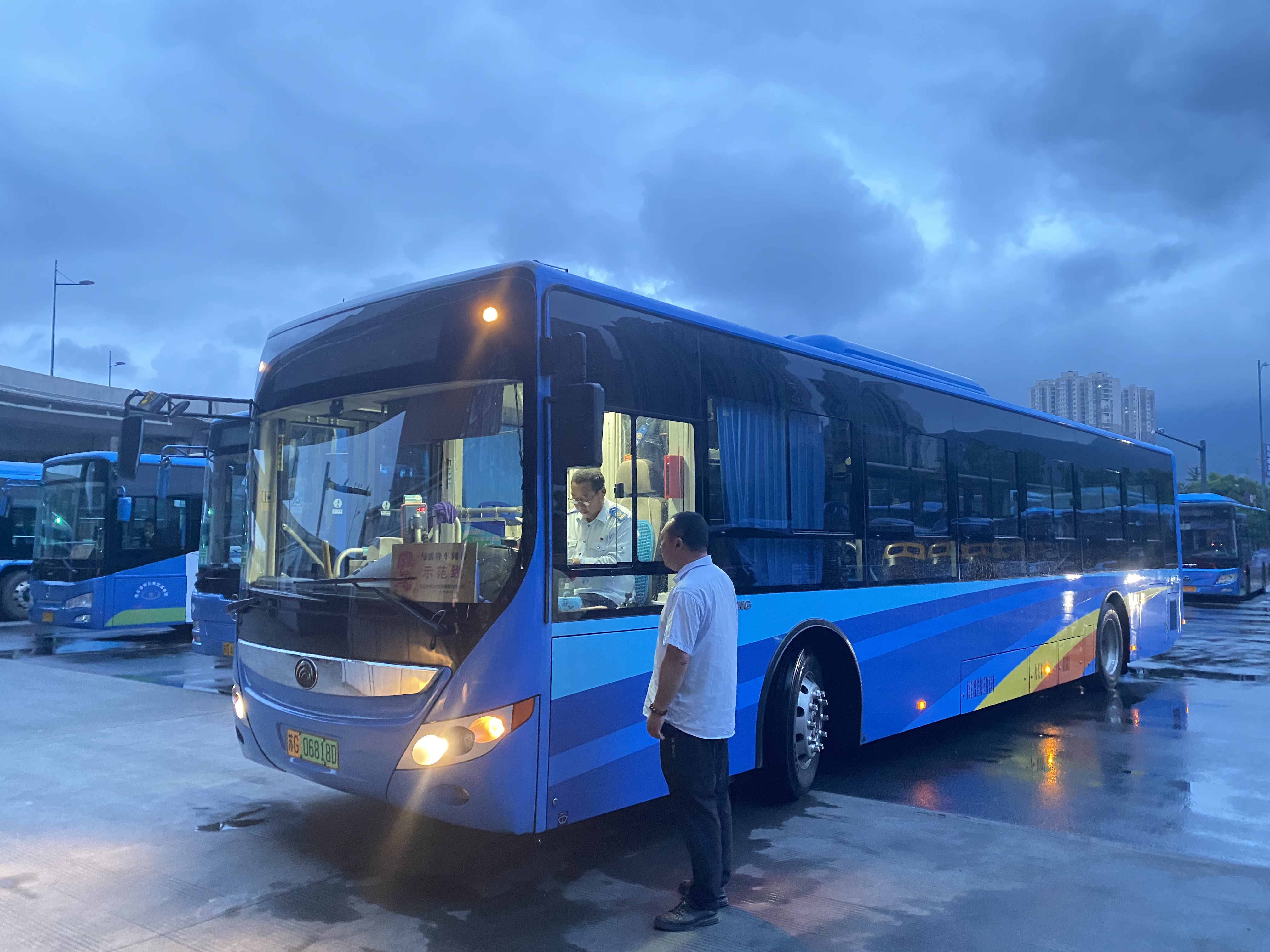 公交集團公交事業(yè)二部積極做好臺風(fēng)防范工作