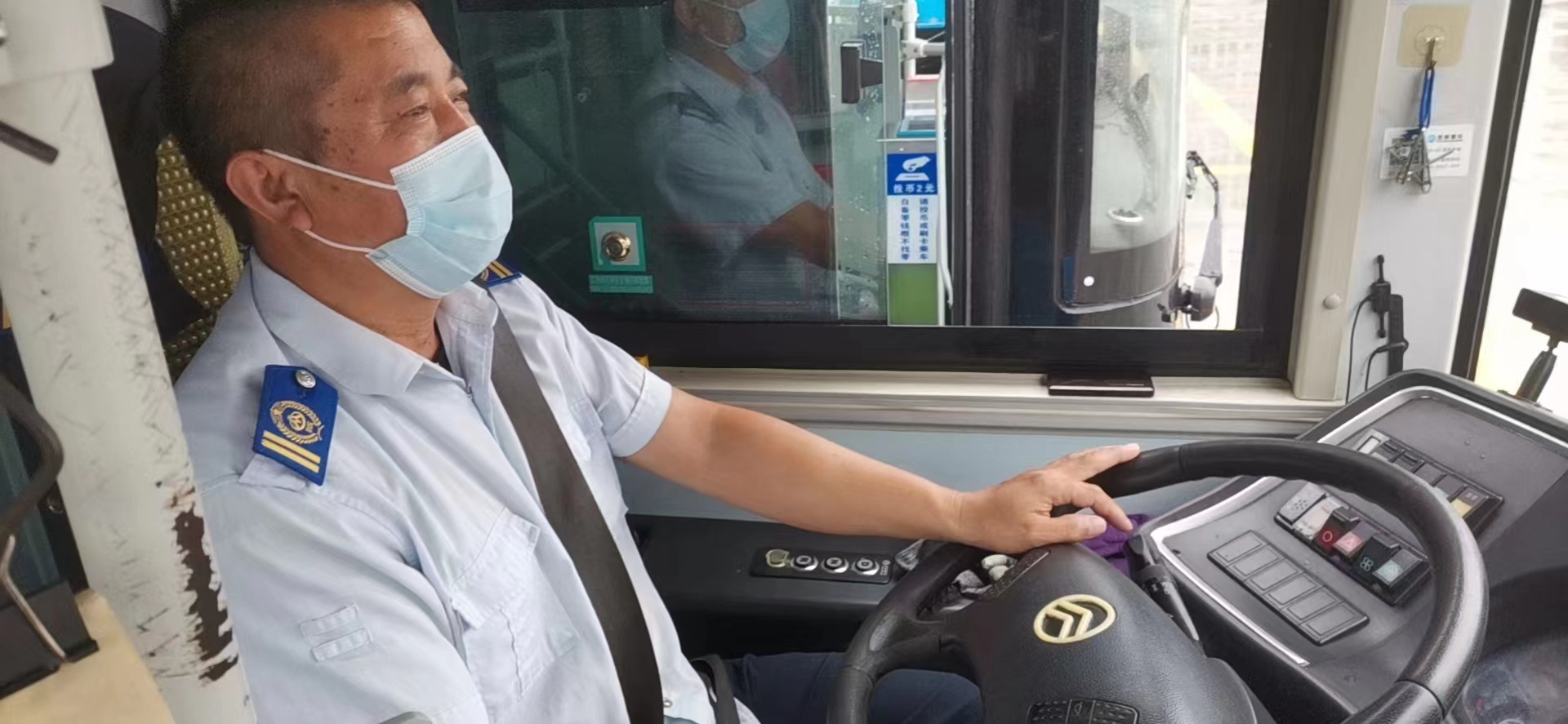 公交事業(yè)一部15路駕駛員劉永桃拾金不昧受表?yè)P