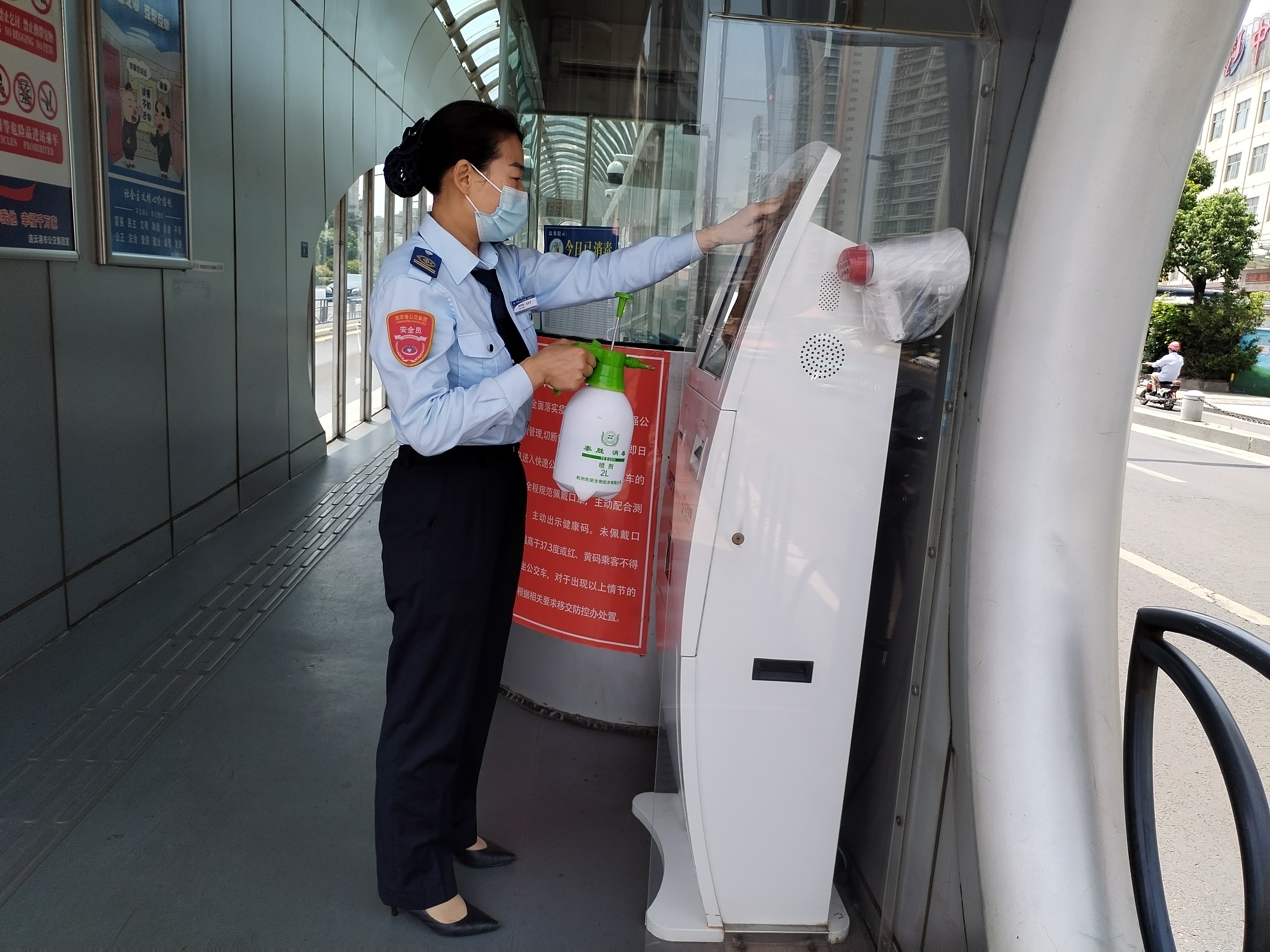 快速公交事業(yè)部站務(wù)員陳新梅拾金不昧獲乘客表?yè)P