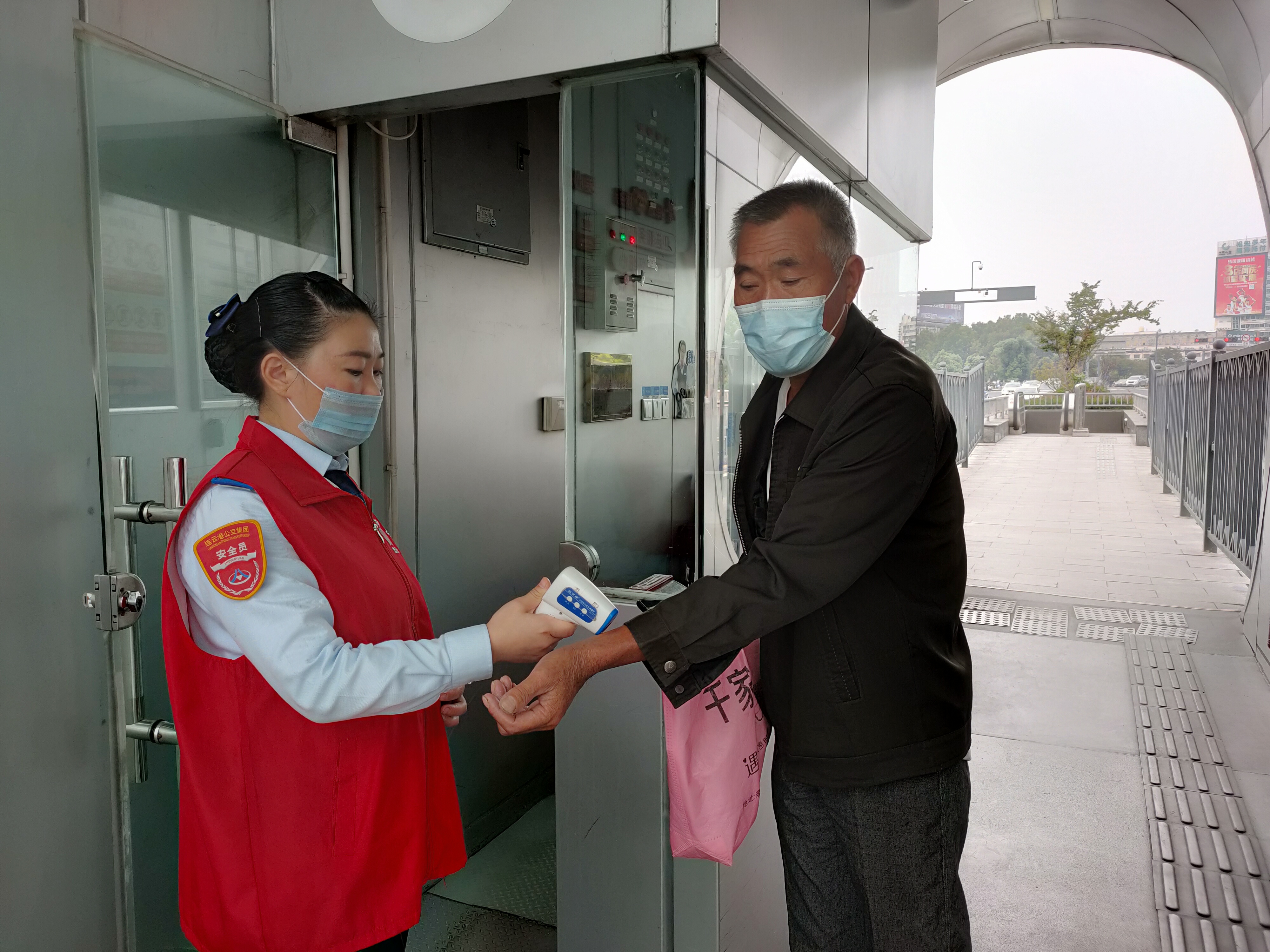 快速公交事業(yè)部站務(wù)員孫楠幫助乘客找到丟失的手機，乘客贈送奶茶表示感謝