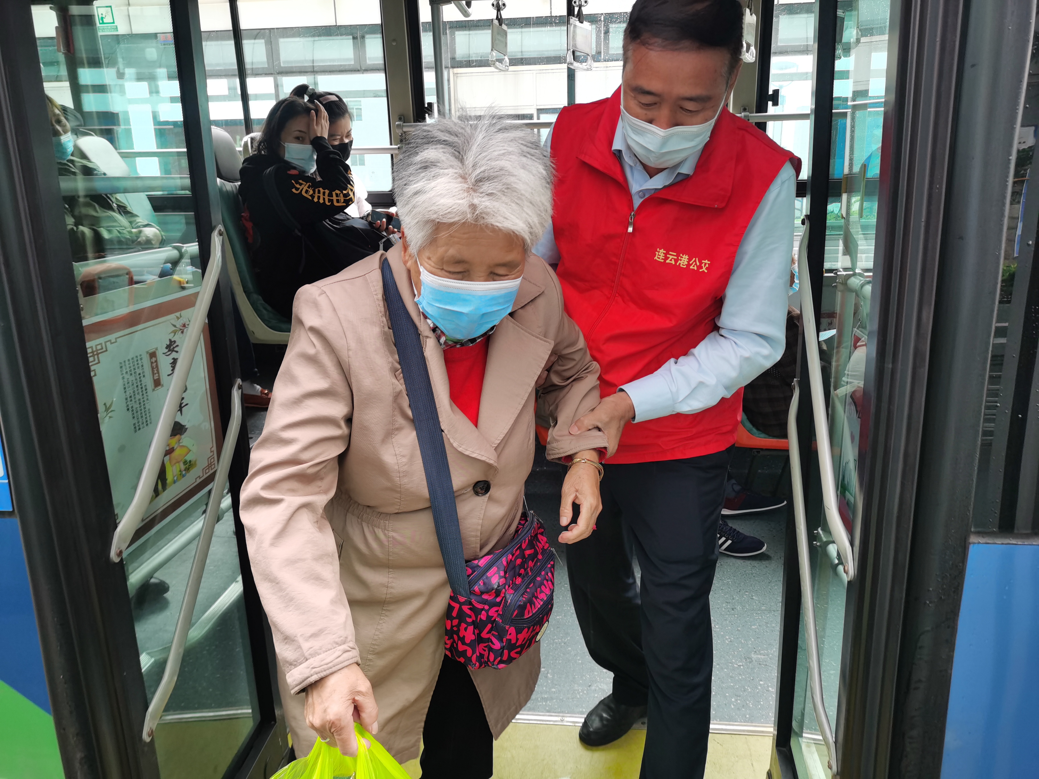 暖意重陽(yáng) 愛(ài)在公交 B3“敬老文明線(xiàn)”開(kāi)展敬老、愛(ài)老主題活動(dòng)