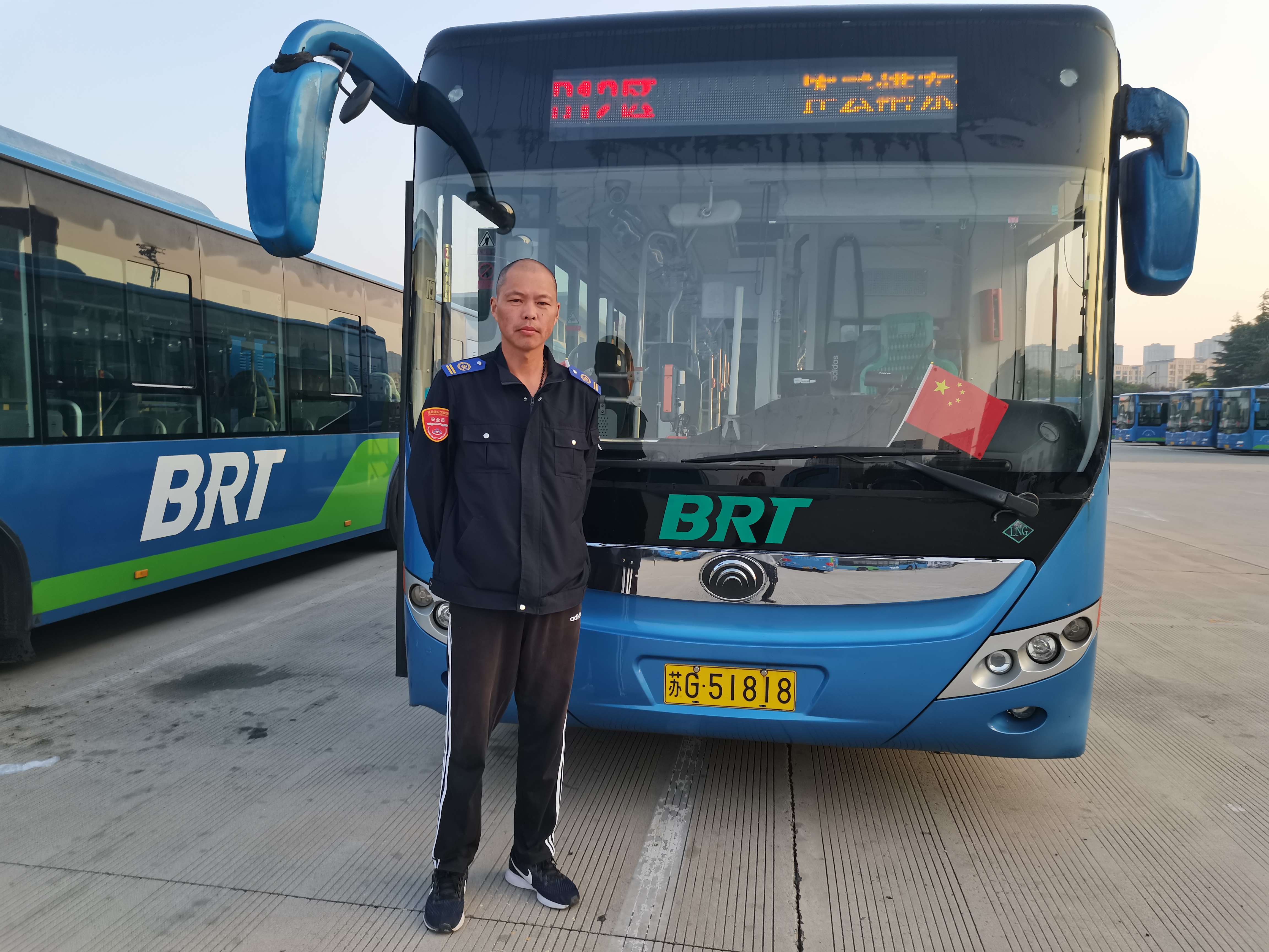 快速公交事業(yè)部B12線(xiàn)駕駛員謝常贏(yíng) 撿手機獲乘客點(diǎn)贊