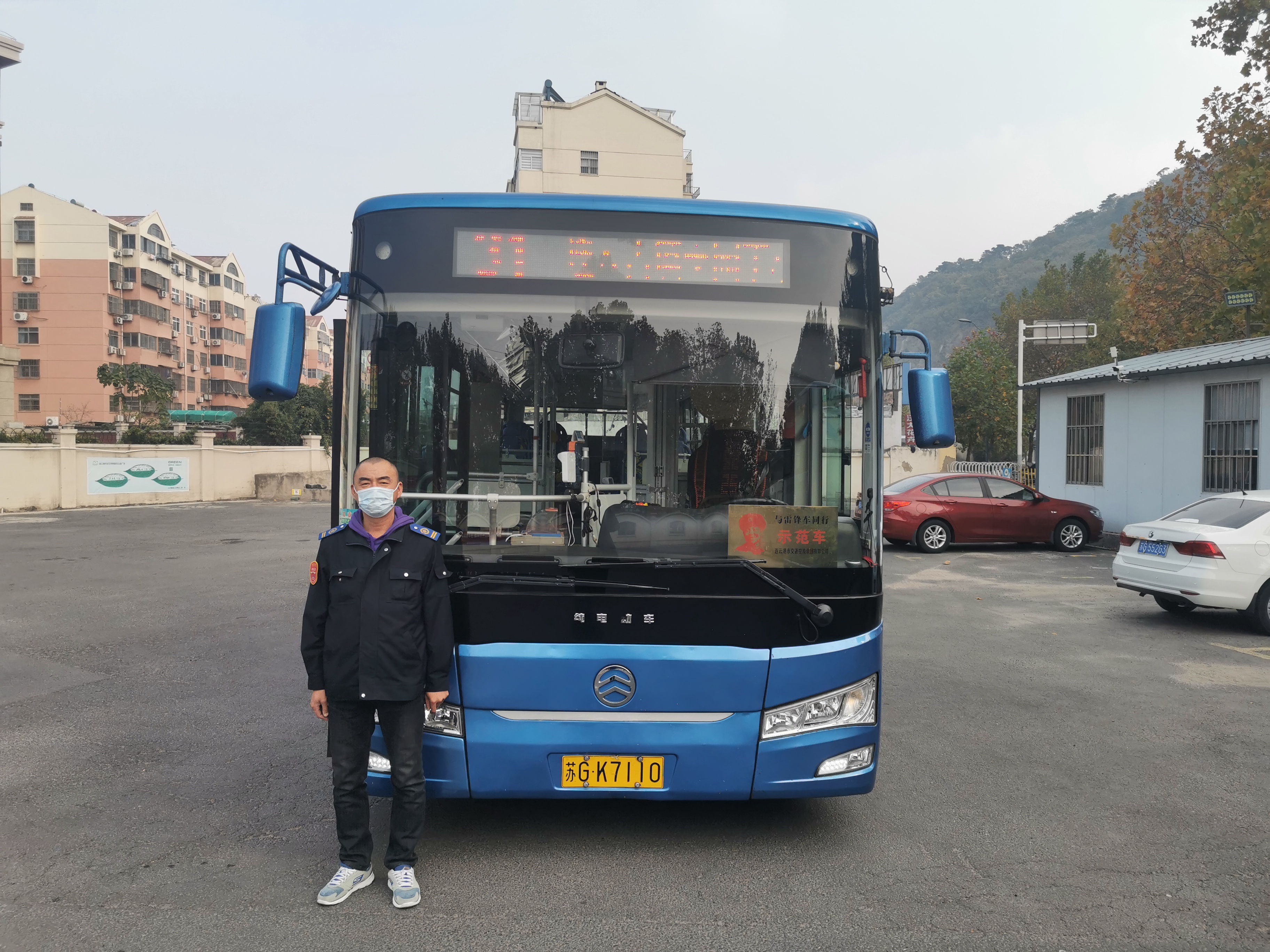 公交集團公交事業(yè)二部31路駕駛員畢曉維及時(shí)歸還乘客丟失的手機