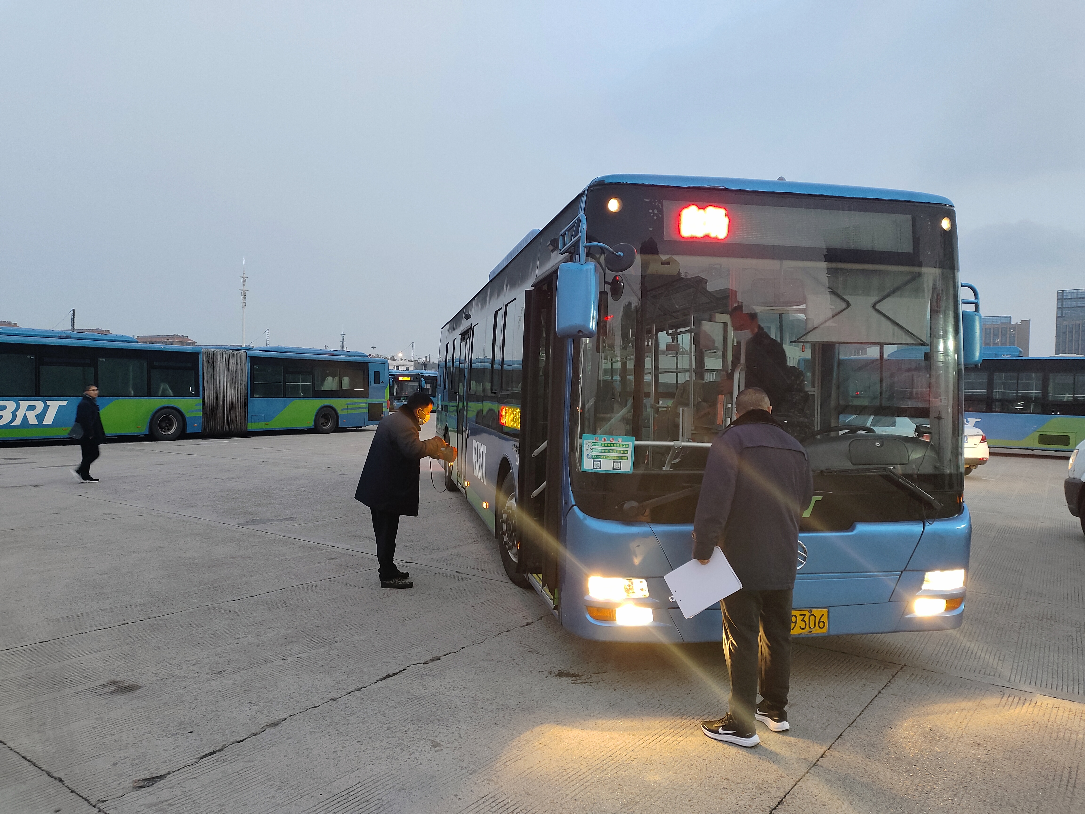 公交集團快速公交事業(yè)部開(kāi)展創(chuàng  )文車(chē)輛專(zhuān)項排查工作