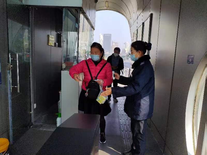 快速公交事業(yè)部站務(wù)員張慧幫助乘客找到丟失的手機獲感謝