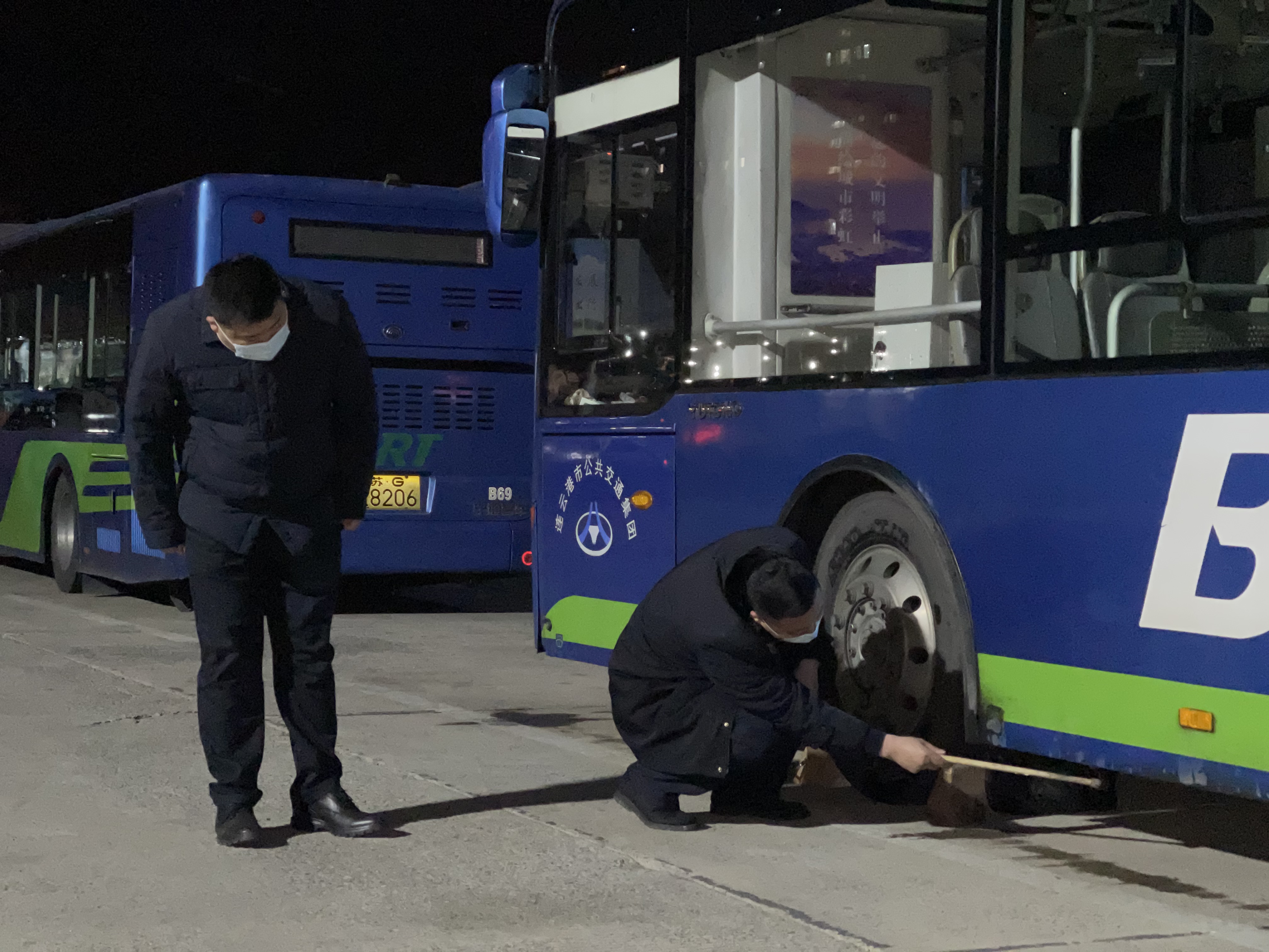 公交集團快速公交事業(yè)部在寒潮來(lái)臨前排查車(chē)輛隱患