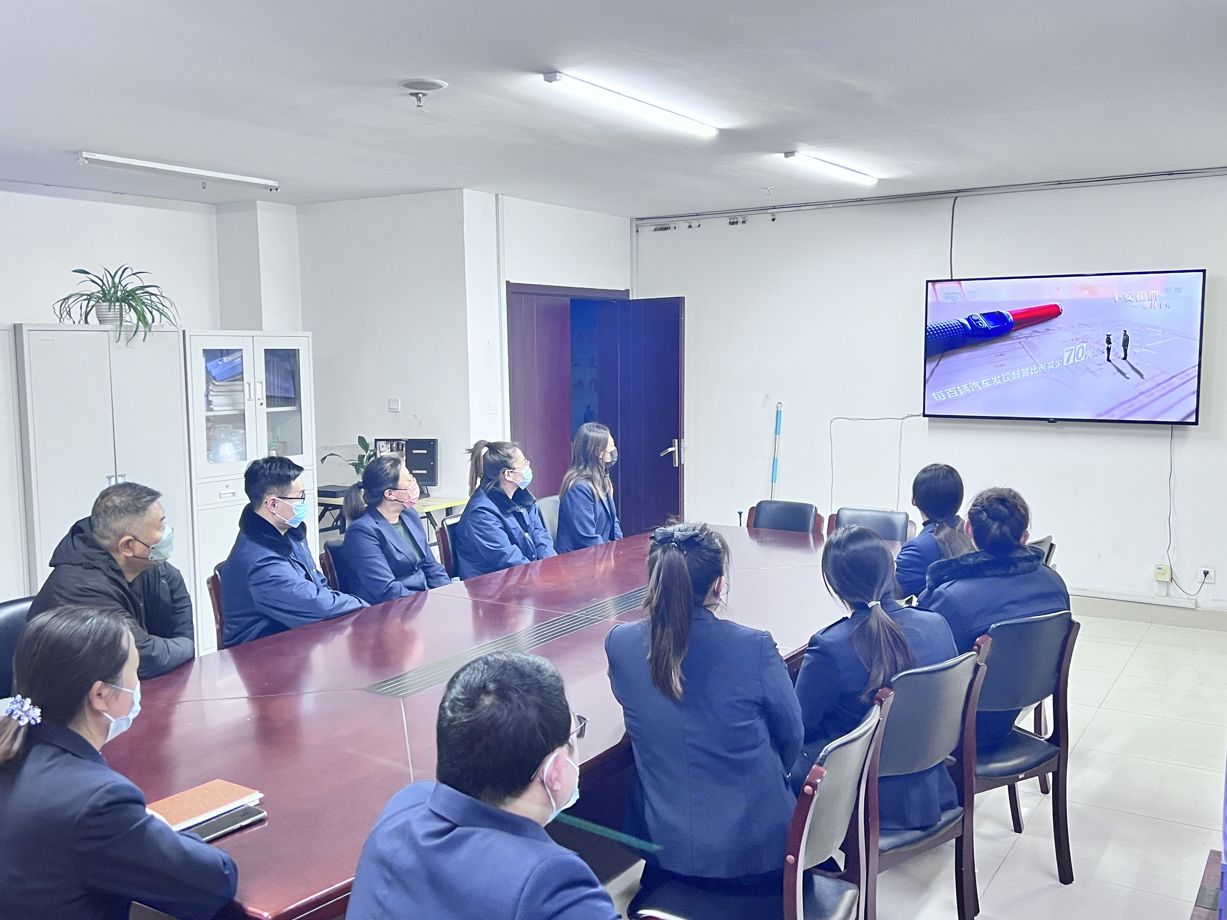 快速公交事業(yè)部組織員工觀(guān)看《平安行》專(zhuān)題節目