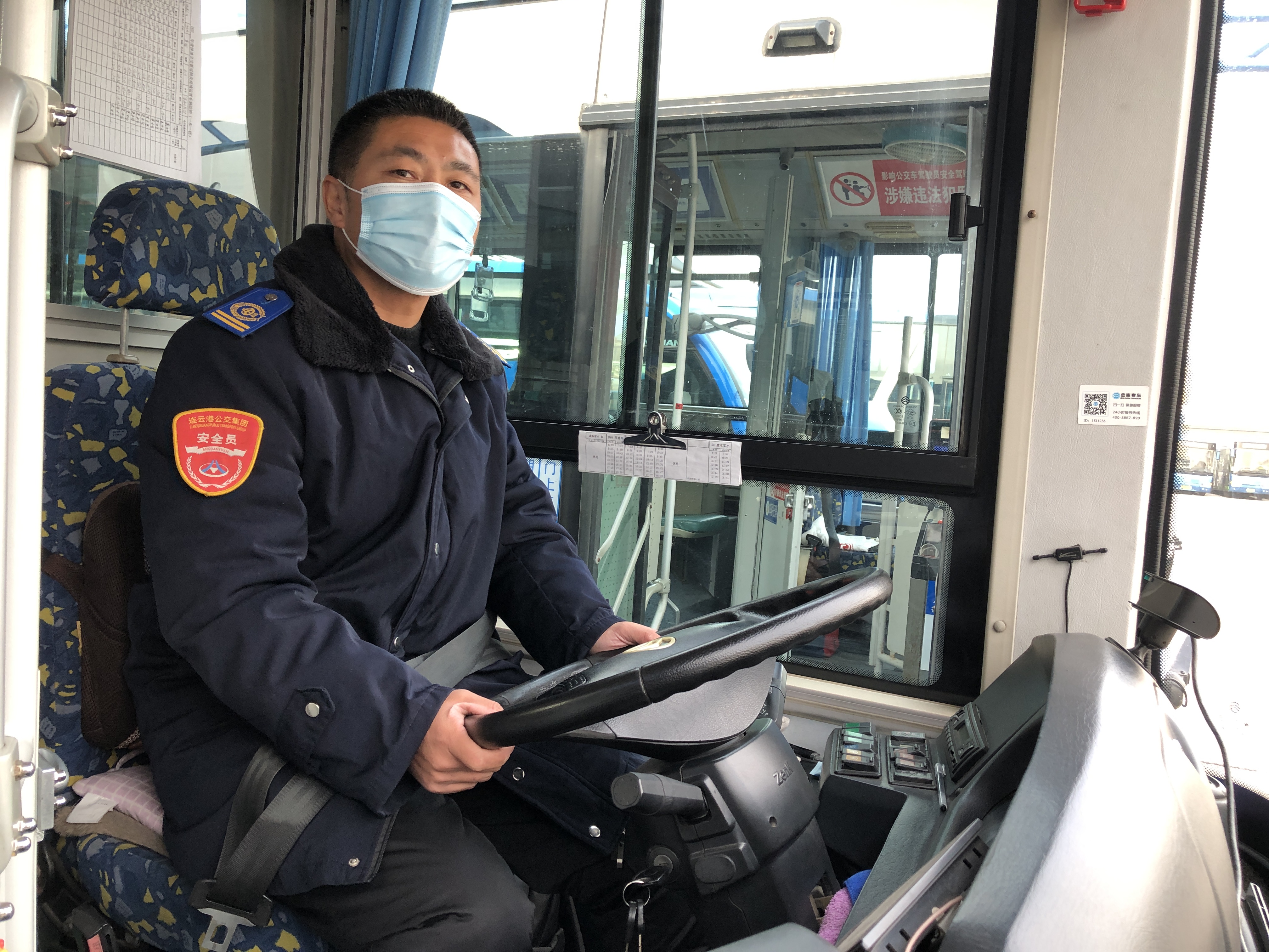 公交集團快速公交事業(yè)部B13線(xiàn)駕駛員龔本軍撿包歸還乘客獲感謝