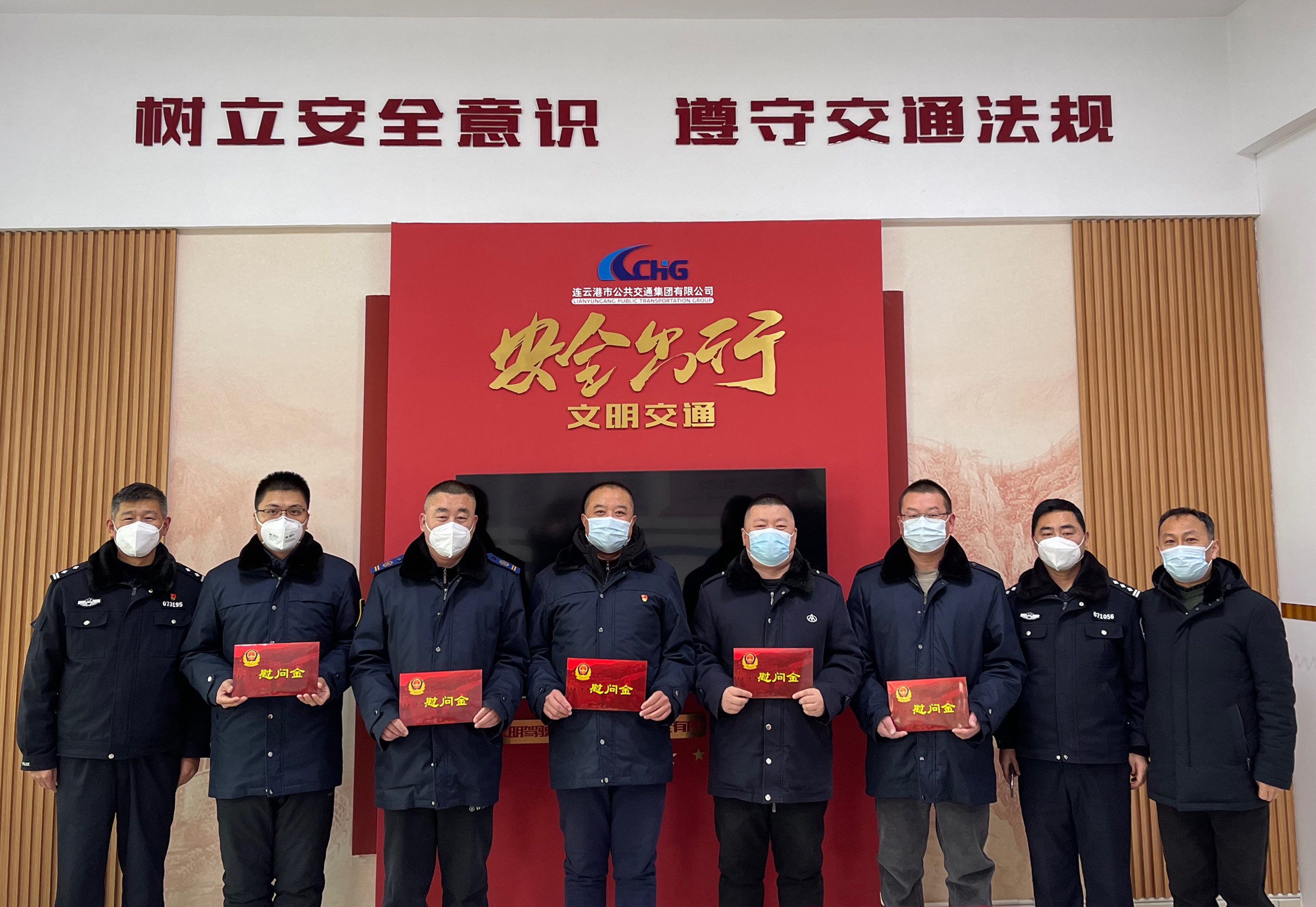 市公安公交分局治安大隊到公交集團慰問(wèn)見(jiàn)義勇為駕駛員