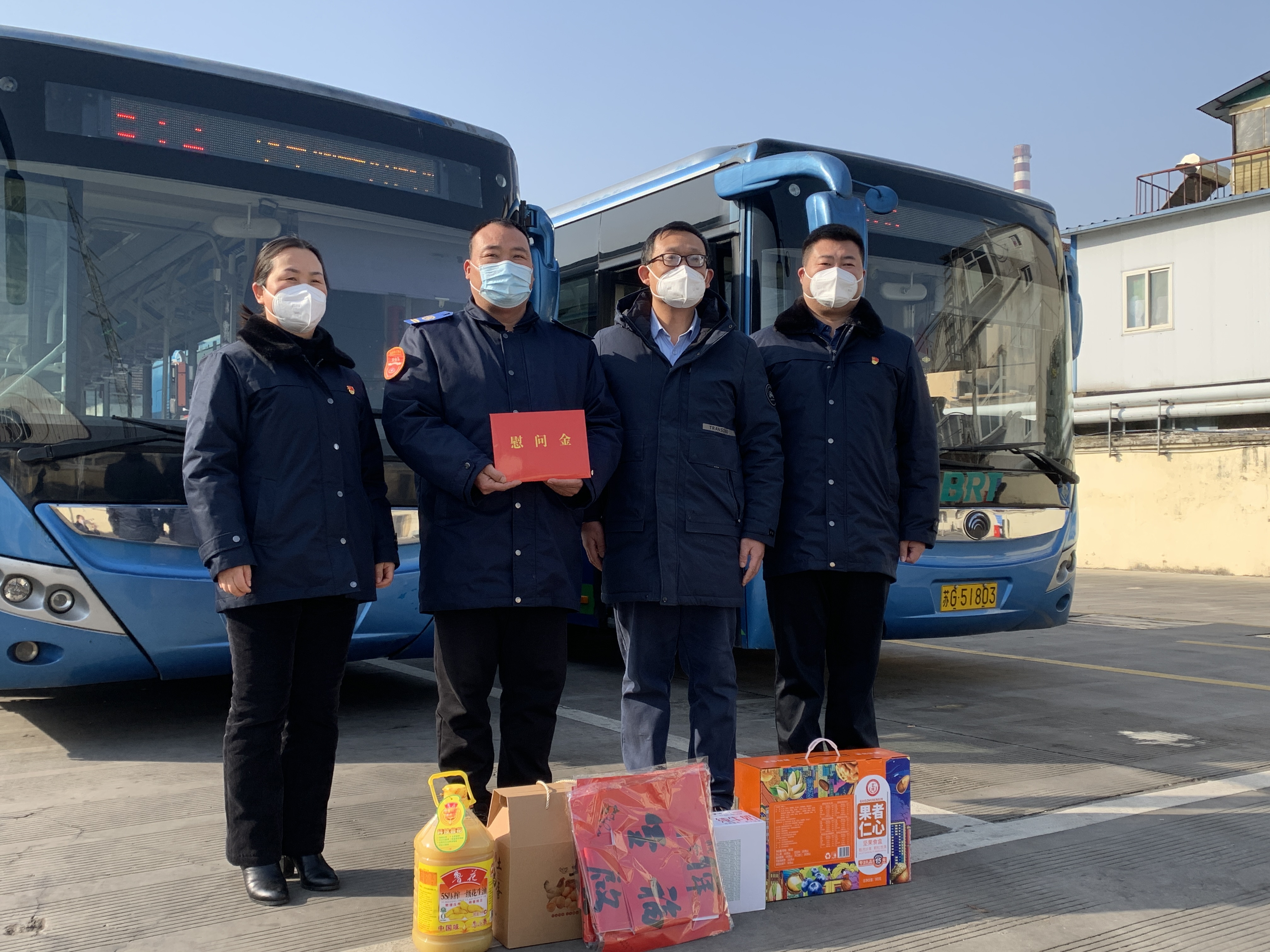 區委宣傳部副部長(cháng)、文明辦主任、海州區委霍部長(cháng)走訪(fǎng)慰問(wèn)見(jiàn)義勇為駕駛員龐洪剛