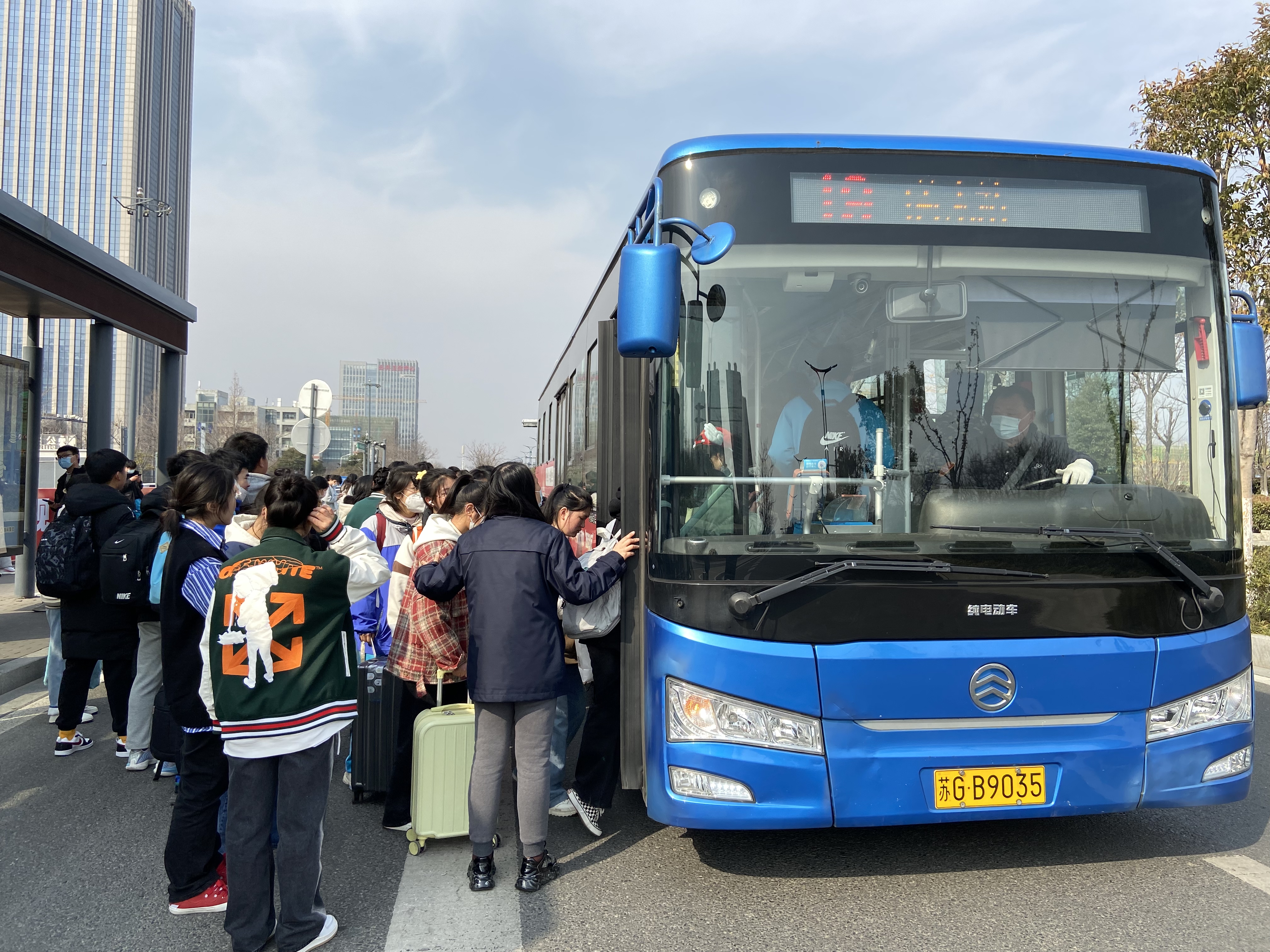 公交集團公交事業(yè)一部大學(xué)城現場(chǎng)管理 工作進(jìn)入常態(tài)化