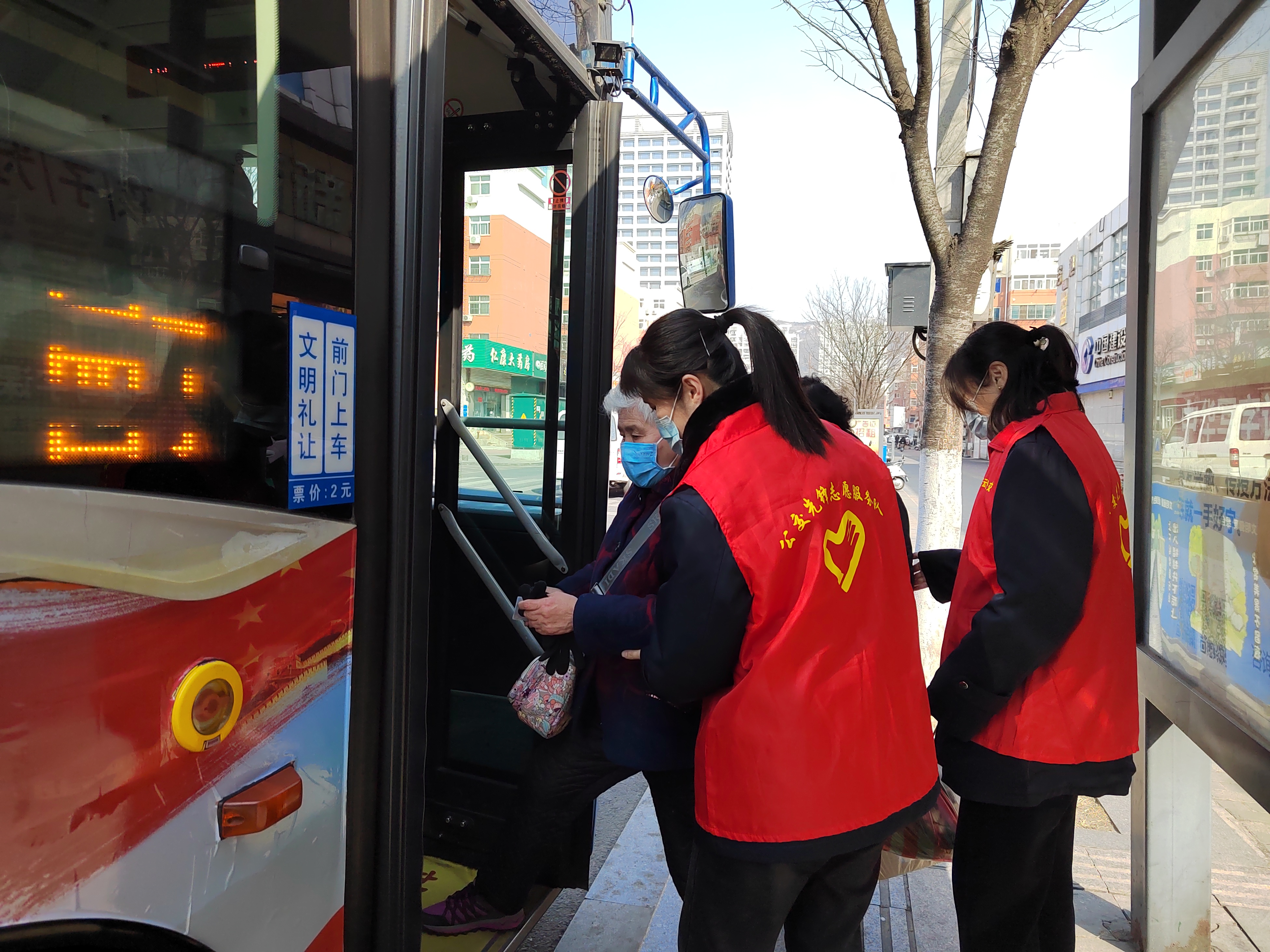 公交集團公交事業(yè)二部開(kāi)展學(xué)雷鋒志愿活動(dòng)