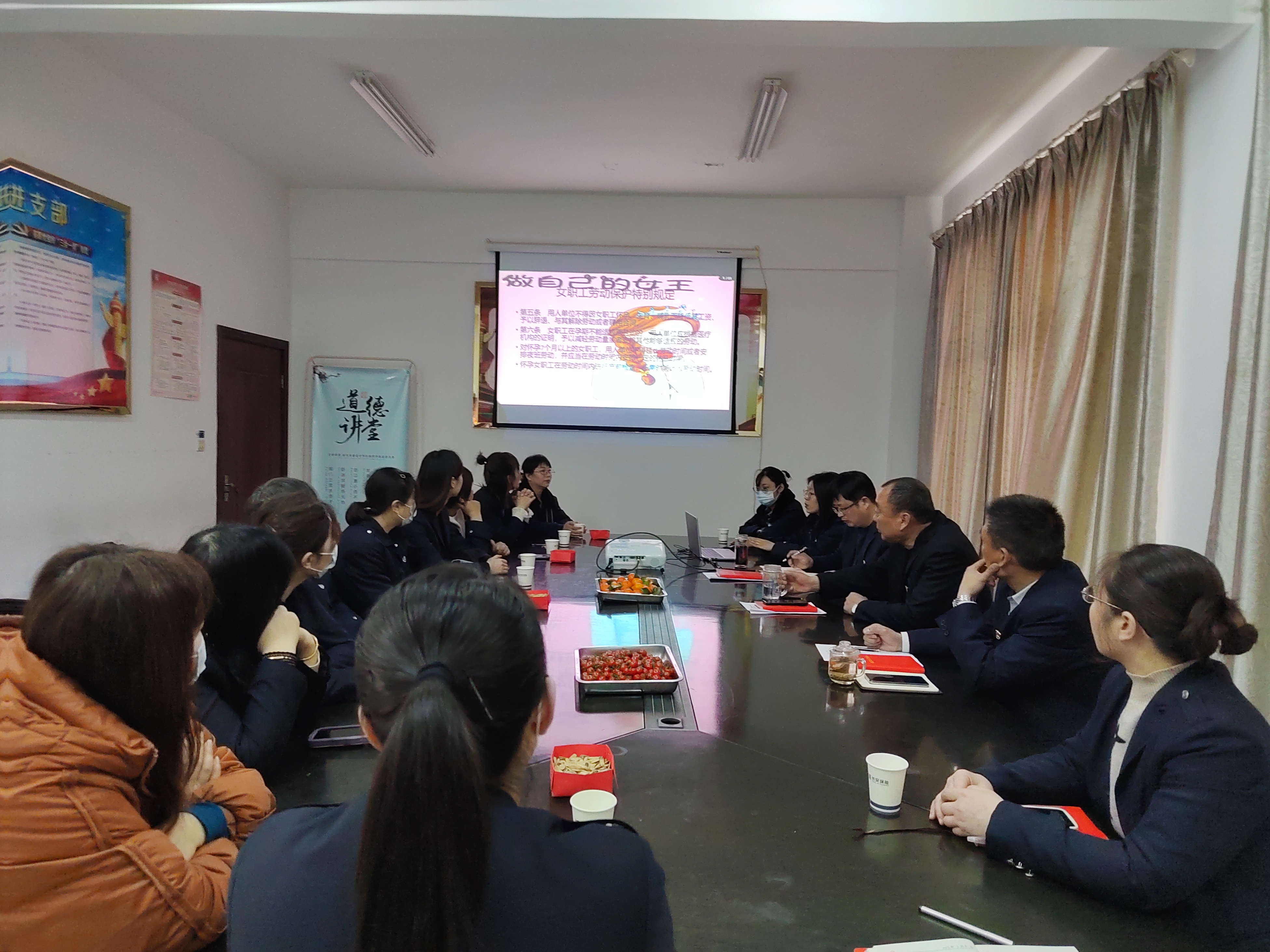 “巾幗綻芳華 砥礪前行 ”公交事業(yè)二部召開(kāi)三八婦女節座談會(huì )