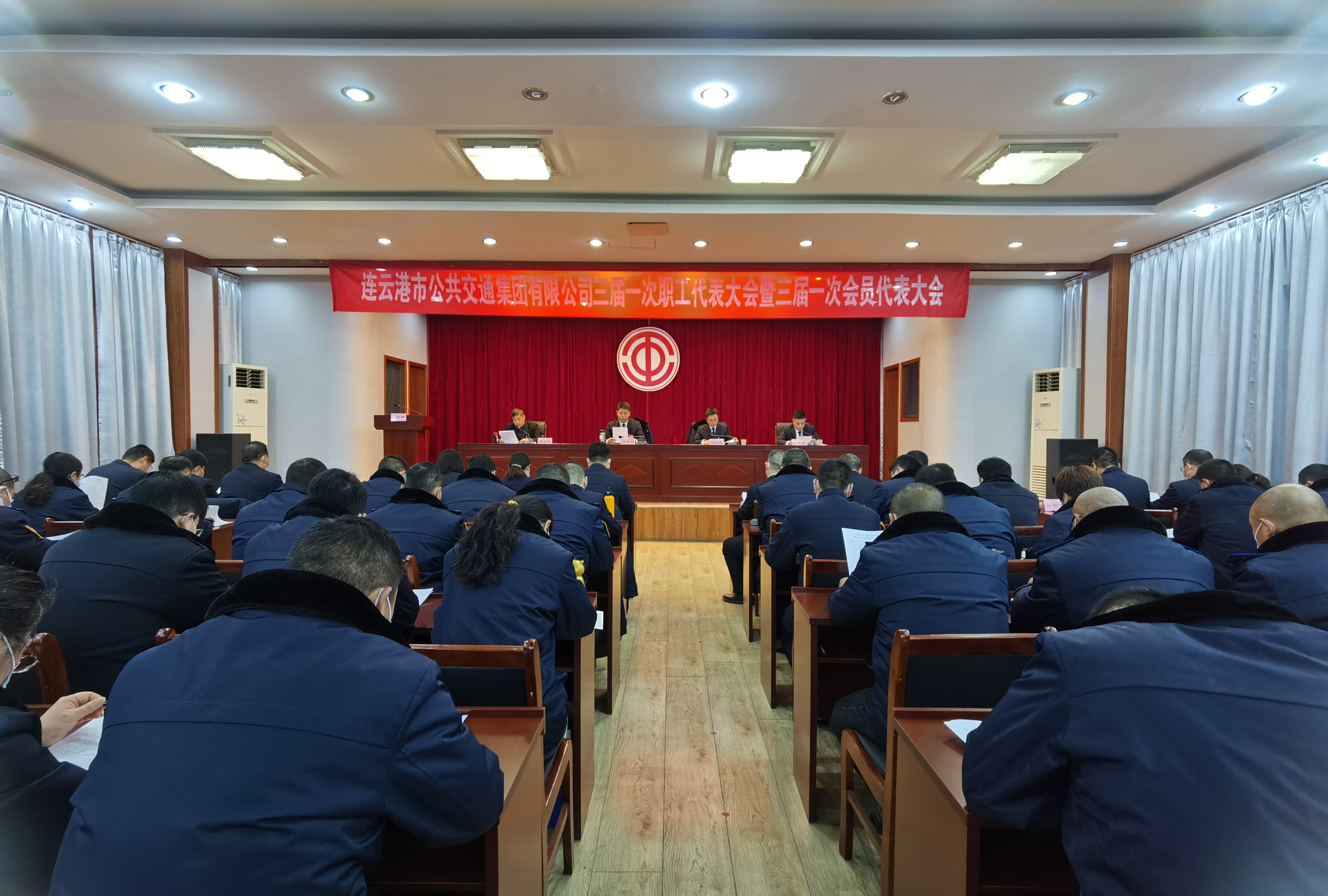 公交集團召開(kāi)三屆一次職工代表大會(huì )暨三屆一次會(huì )員代表大會(huì )