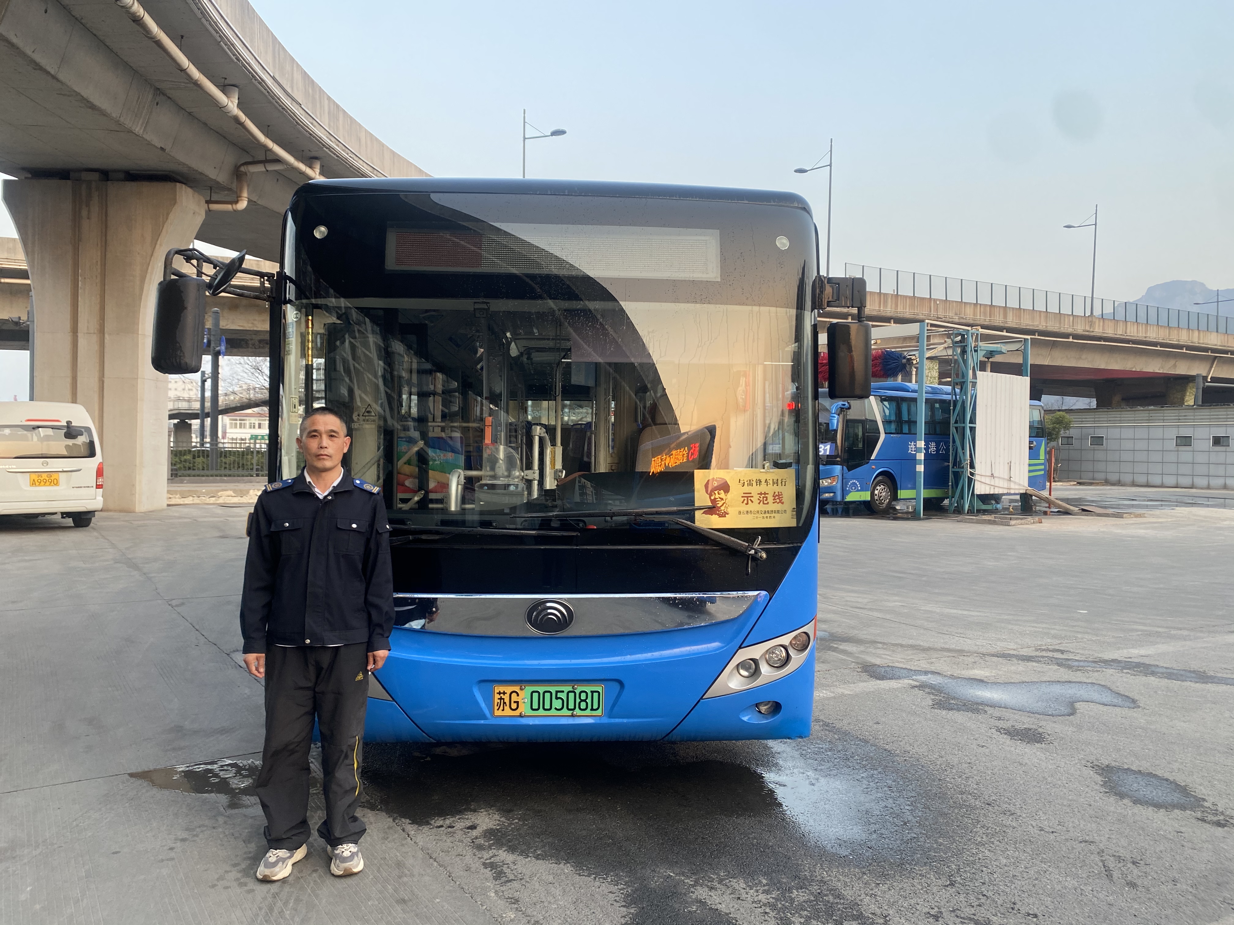 公交601路駕駛員樊繼濤拾金不昧受表?yè)P