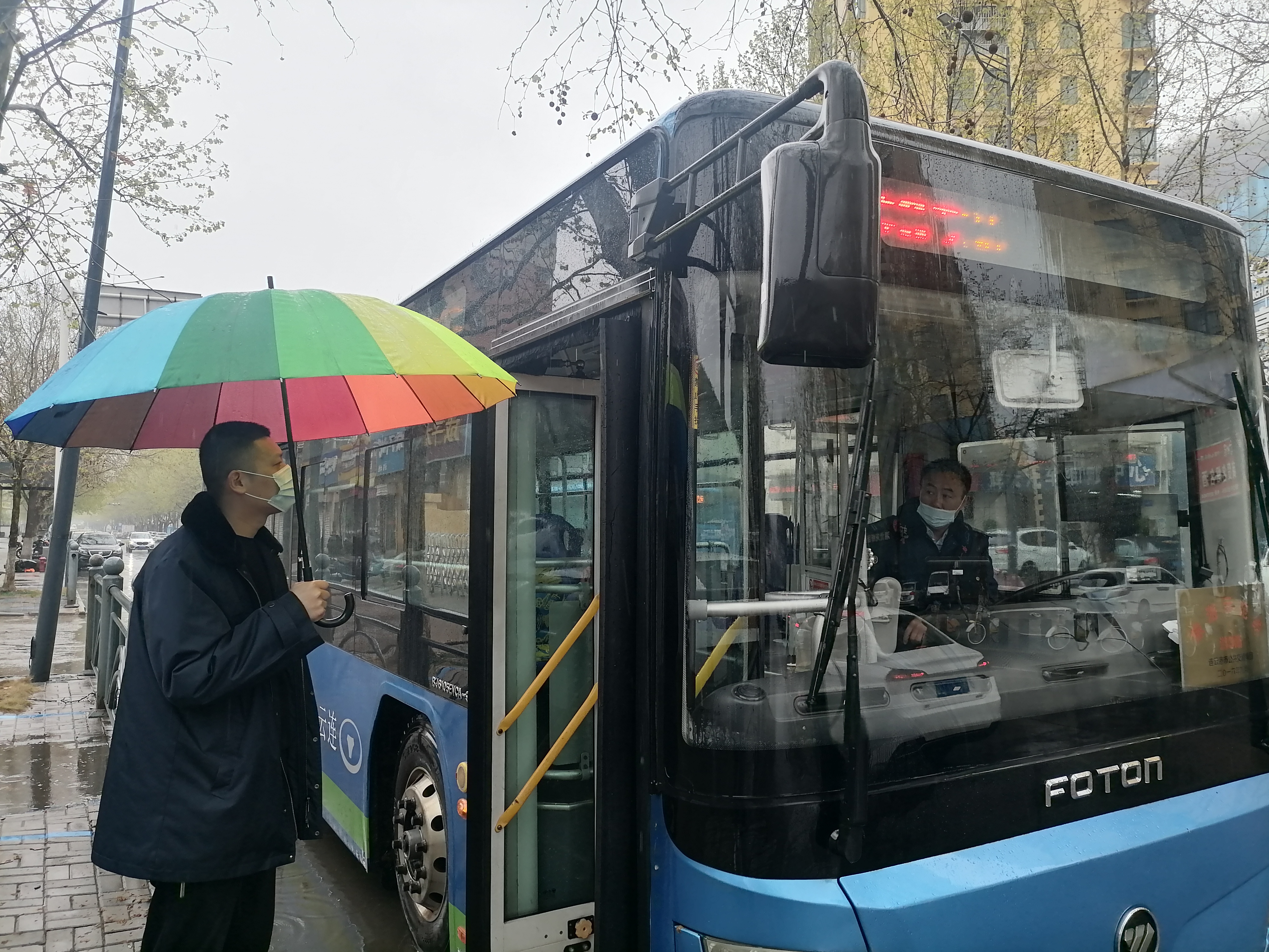 公交集團公交事業(yè)二部積極應當大風(fēng)大雨惡劣天氣