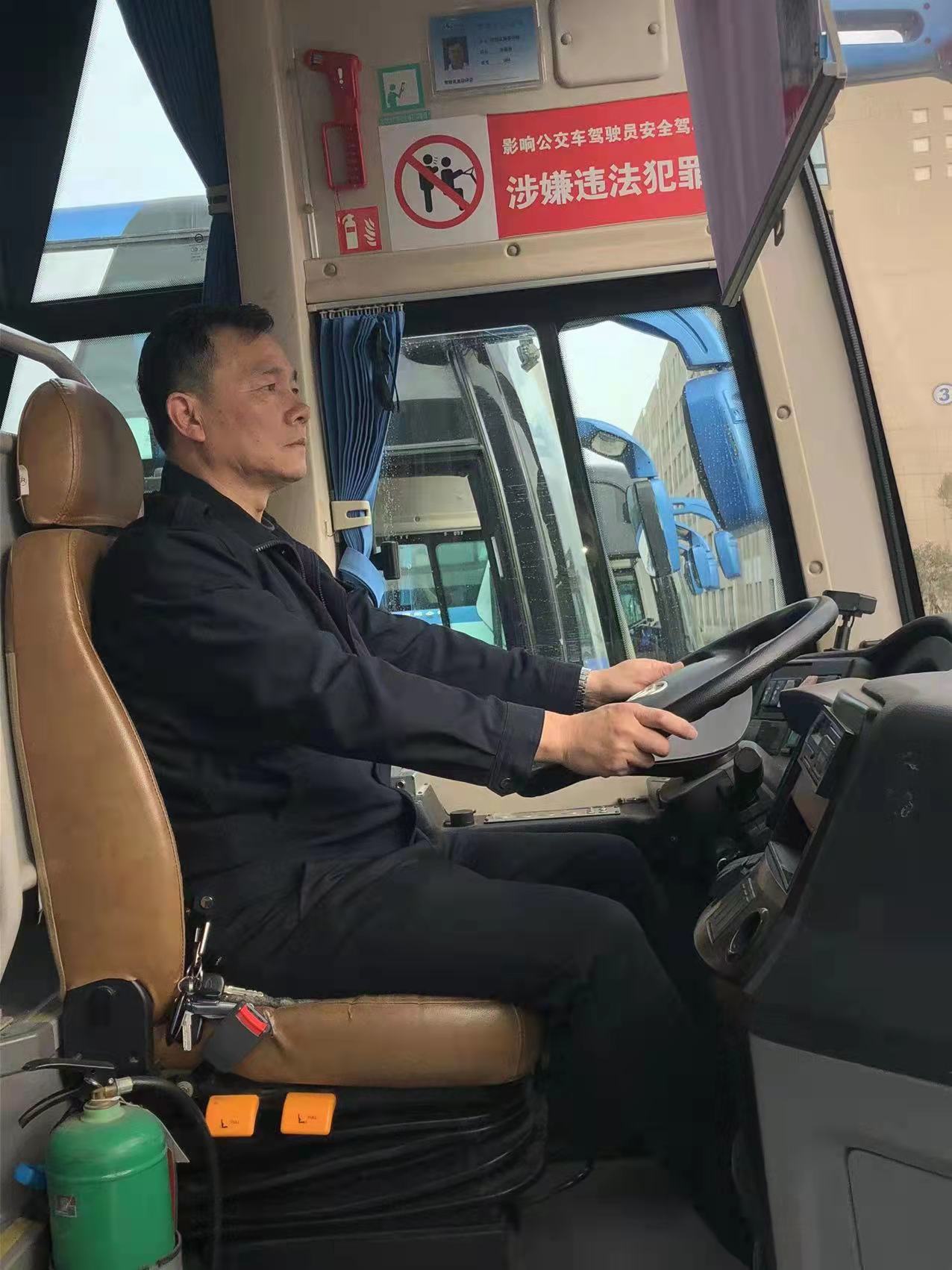 經(jīng)營(yíng)發(fā)展事業(yè)部駕駛員朱崇喜拾金不昧受表?yè)P