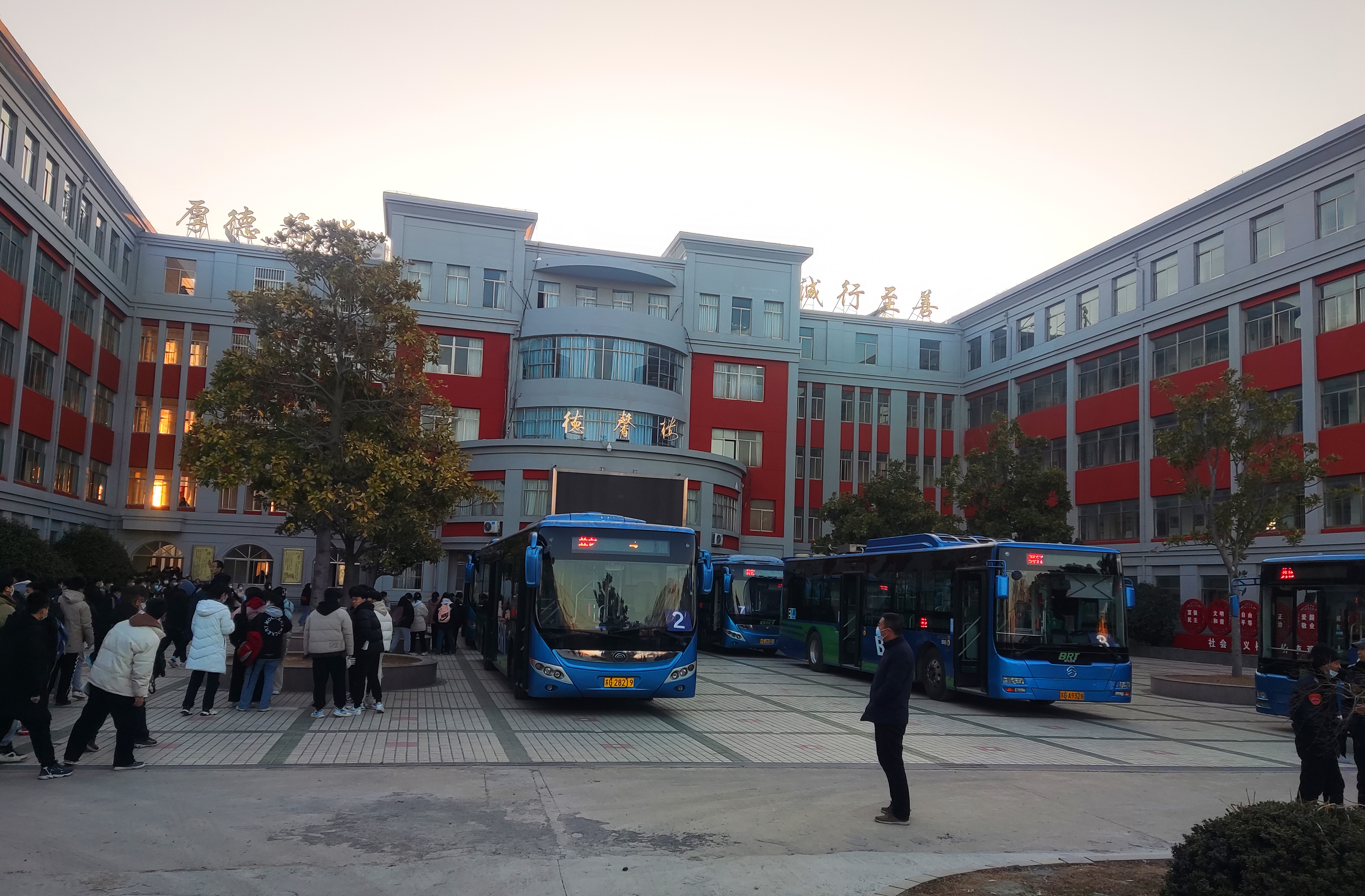 公交集團快速公交事業(yè)部圓滿(mǎn)完成錦屏高中定制公交任務(wù)