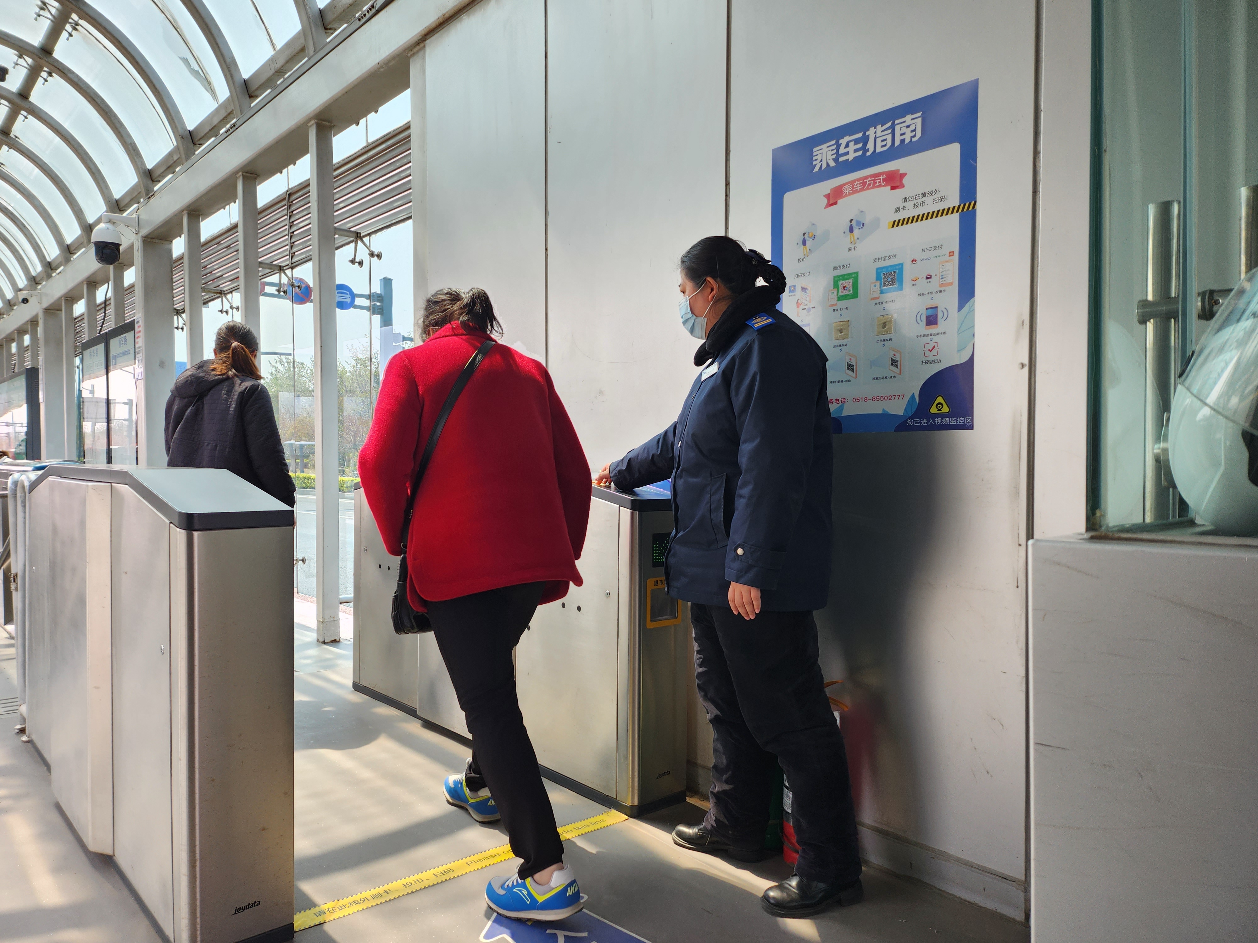 快速公交事業(yè)部站務(wù)員孫楠歸還乘客丟失的手機獲感謝