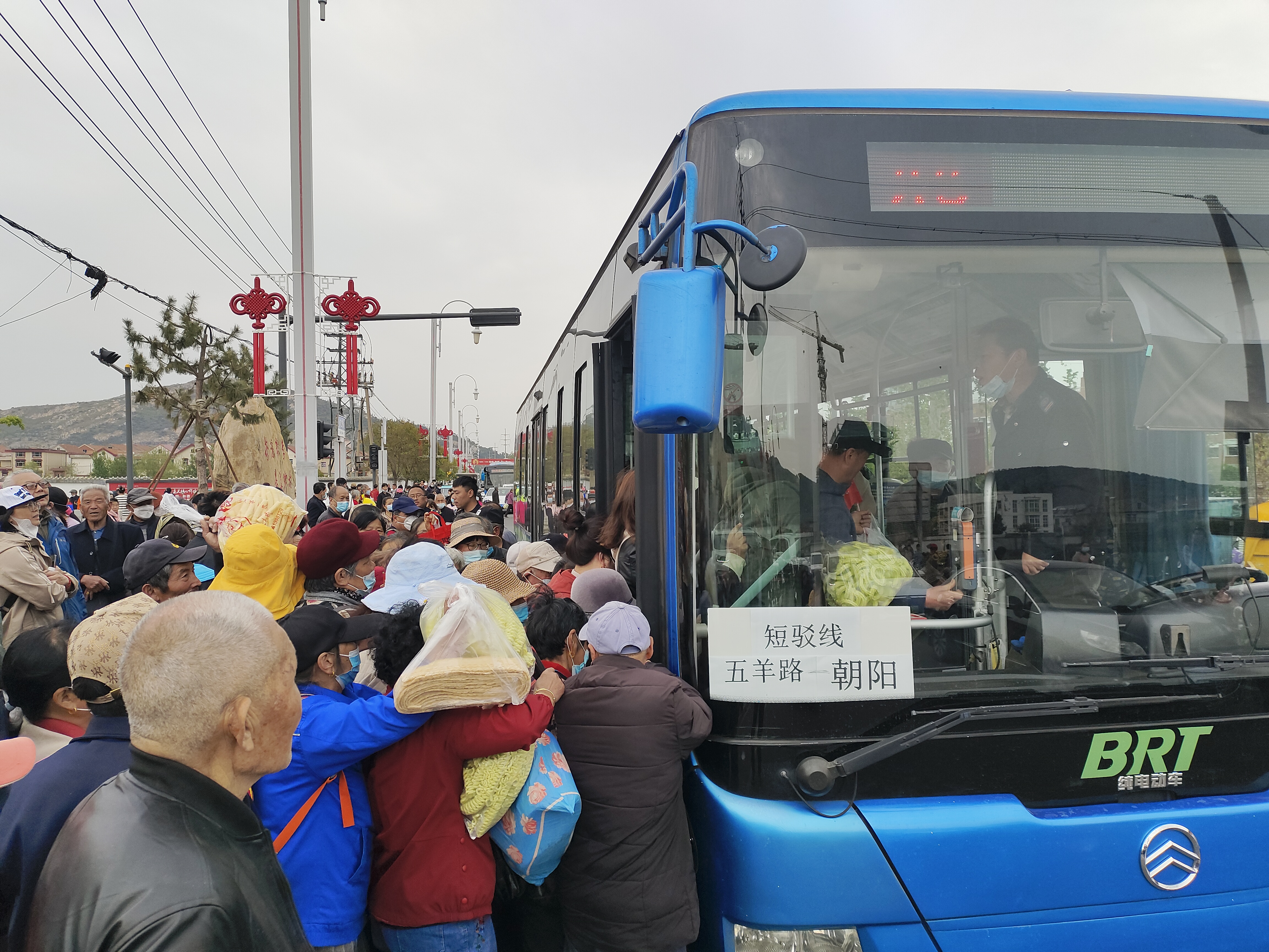 快速公交事業(yè)部全力做好廟會(huì )期間運輸保障工作