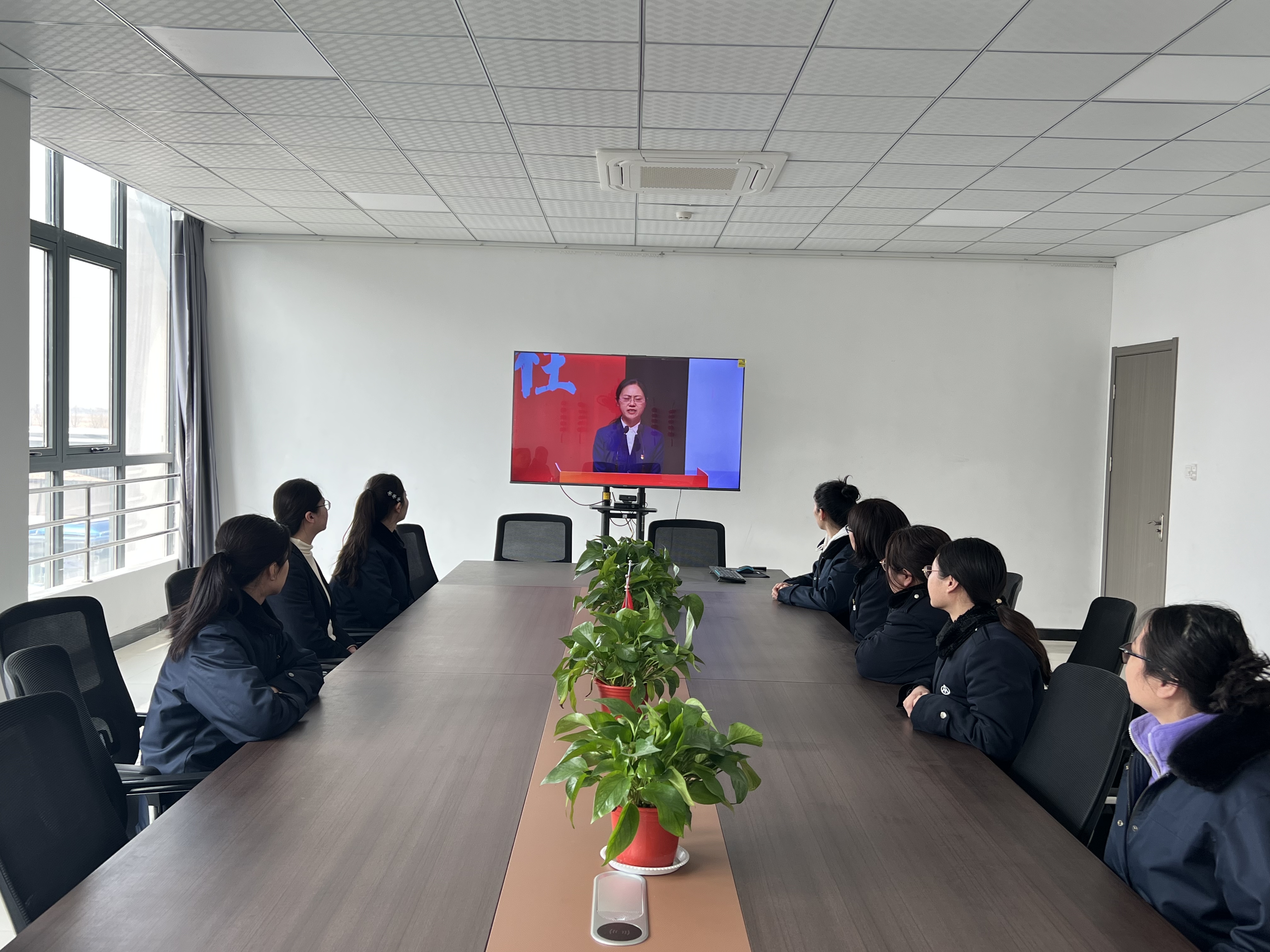 經(jīng)營(yíng)發(fā)展事業(yè)部組織女職工觀(guān)看巾幗勞模工匠宣講專(zhuān)題片