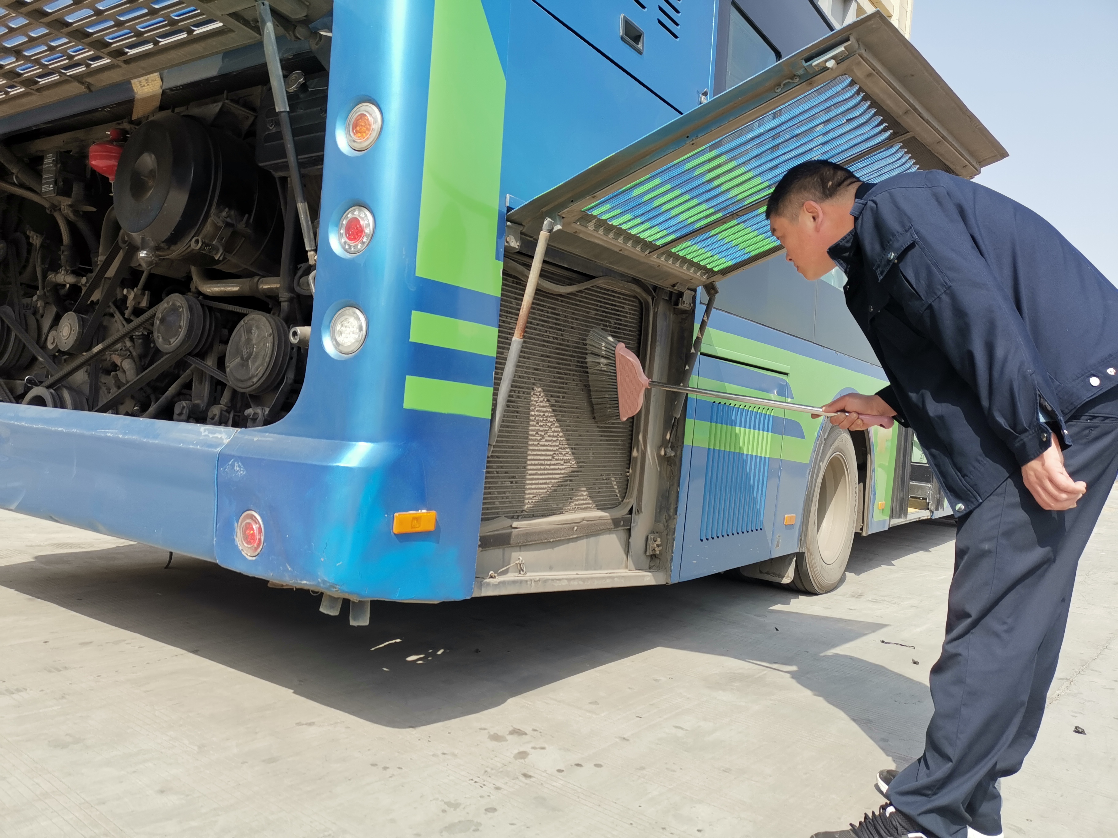 經(jīng)營(yíng)發(fā)展事業(yè)部積極做好應對柳絮清潔工作