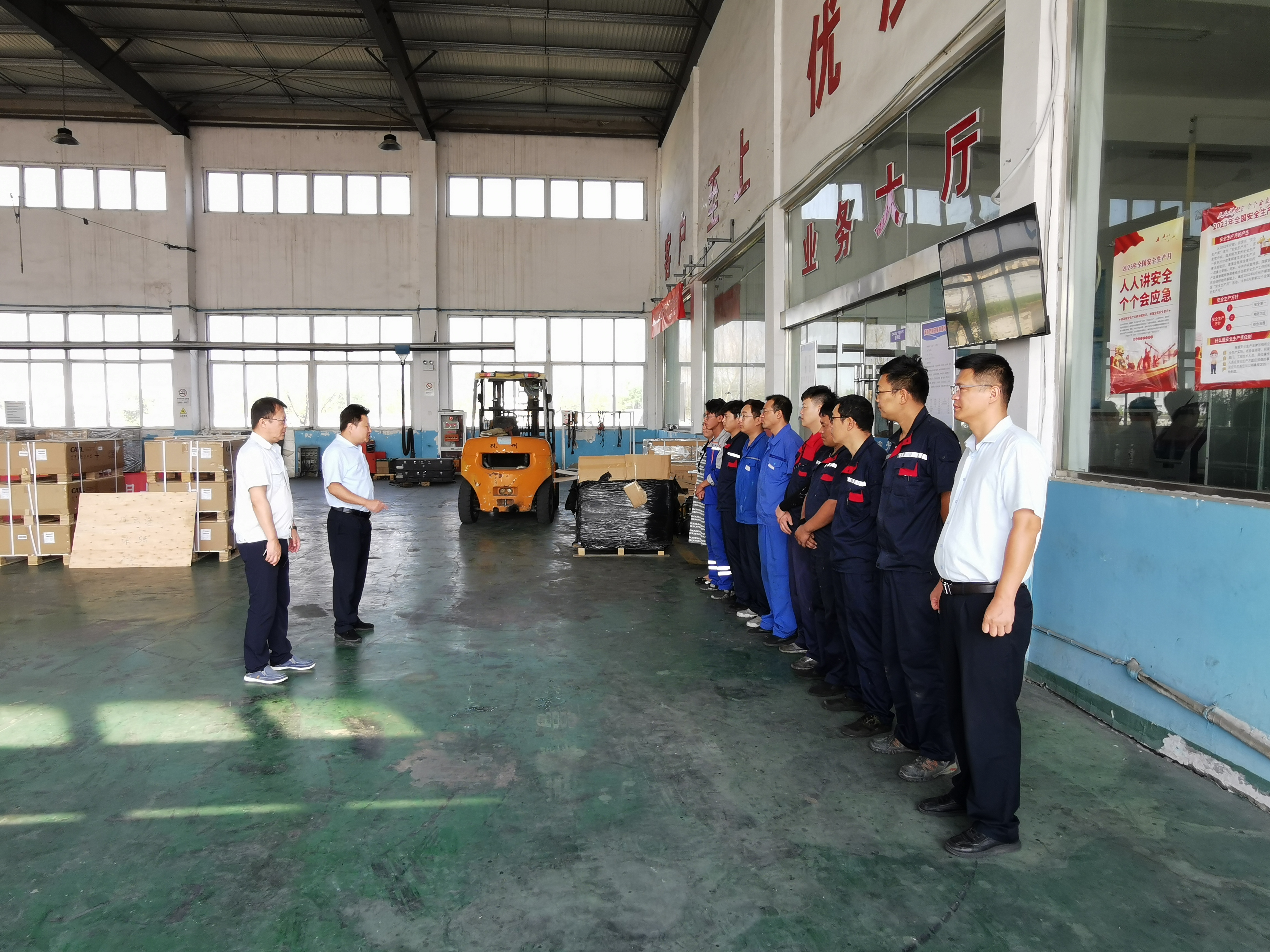 公交集團機務(wù)技術(shù)事業(yè)部開(kāi)展配電箱觸電事故應急處置演練