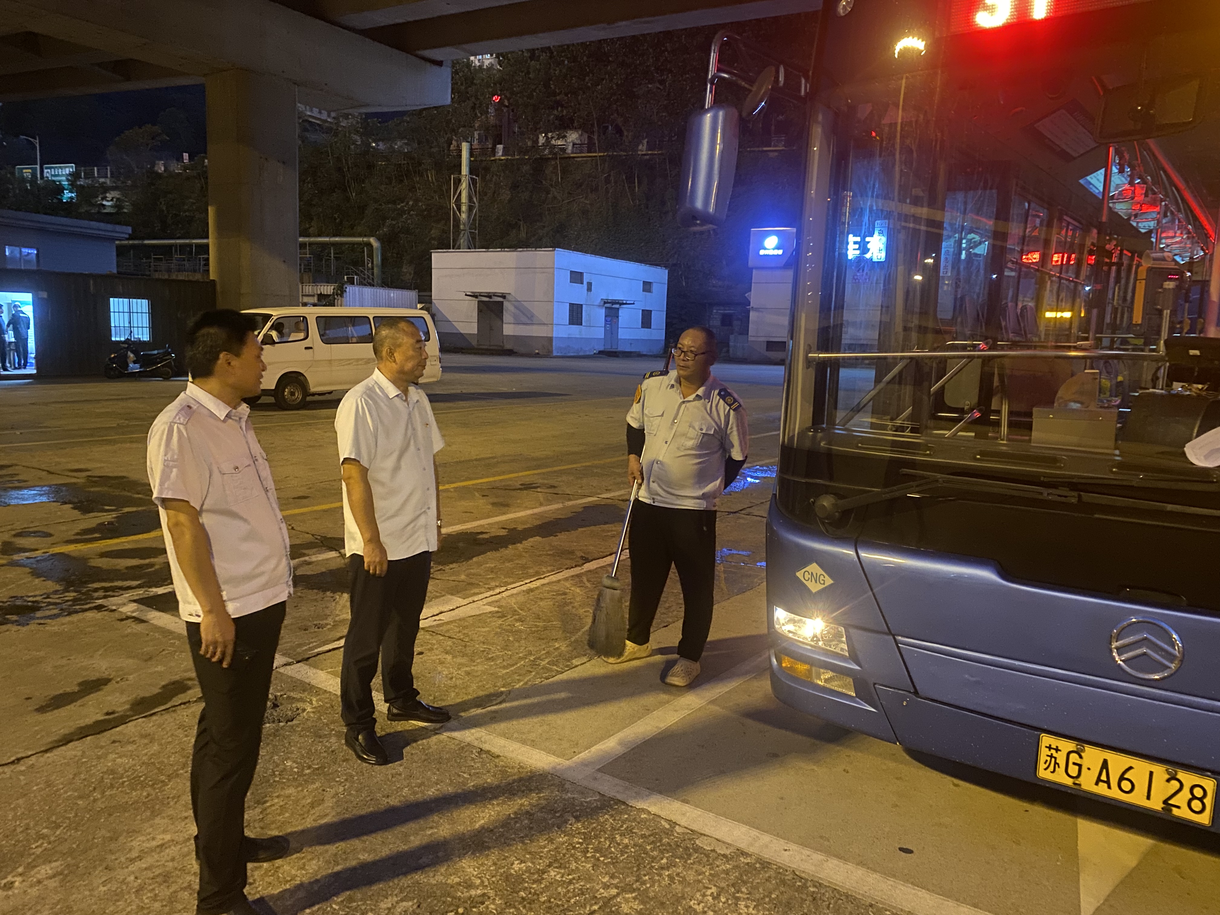 公交集團公交事業(yè)二部持續開(kāi)展安全生產(chǎn)早、晚檢查工作