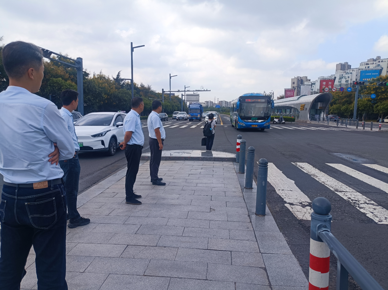 公交集團快速公交事業(yè)部開(kāi)展中秋國慶“雙節”前安全大檢查