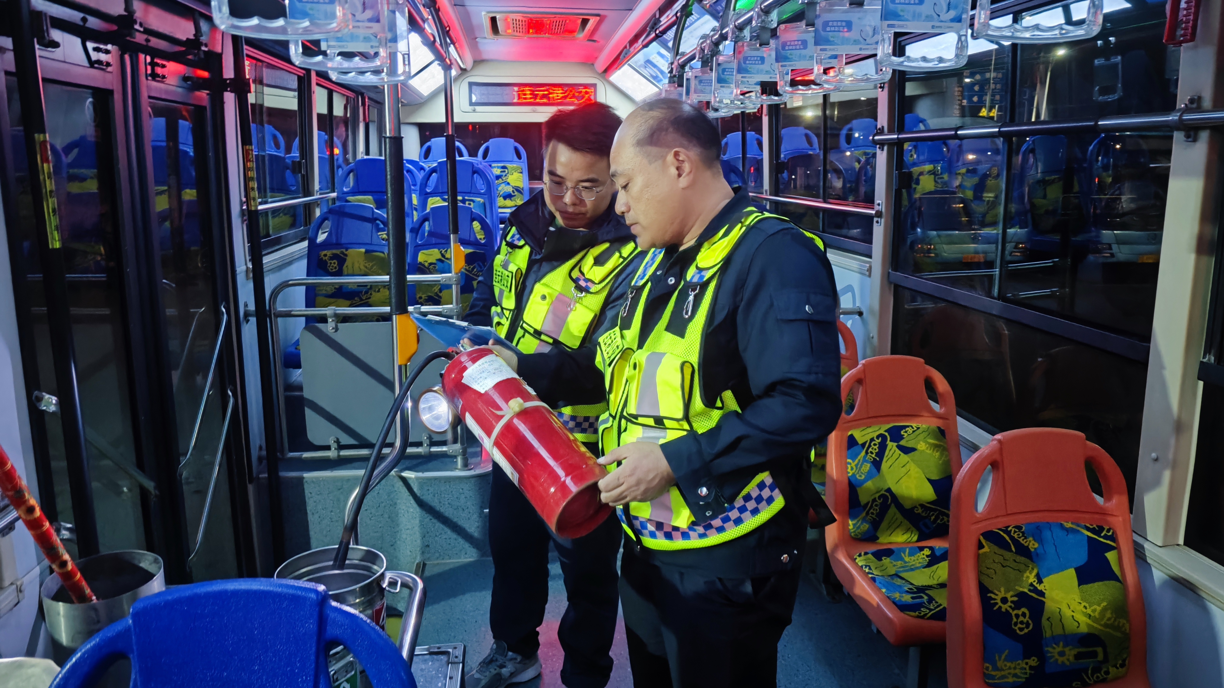 公交集團公交事業(yè)一部開(kāi)展夜間安全檢查