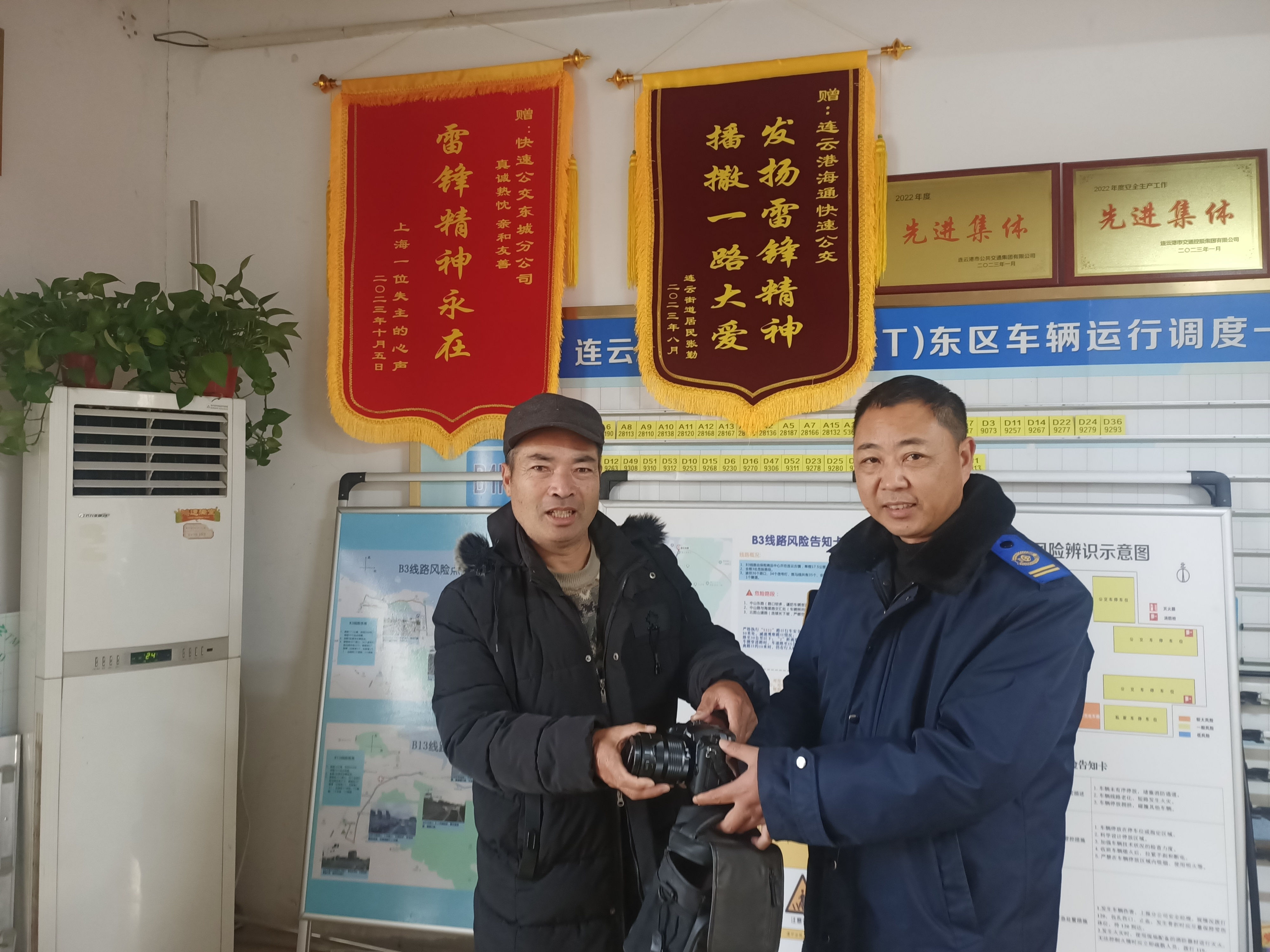 公交集團快速公交事業(yè)部B12線(xiàn)駕駛員穆緒航歸還乘客丟失的相機獲感謝