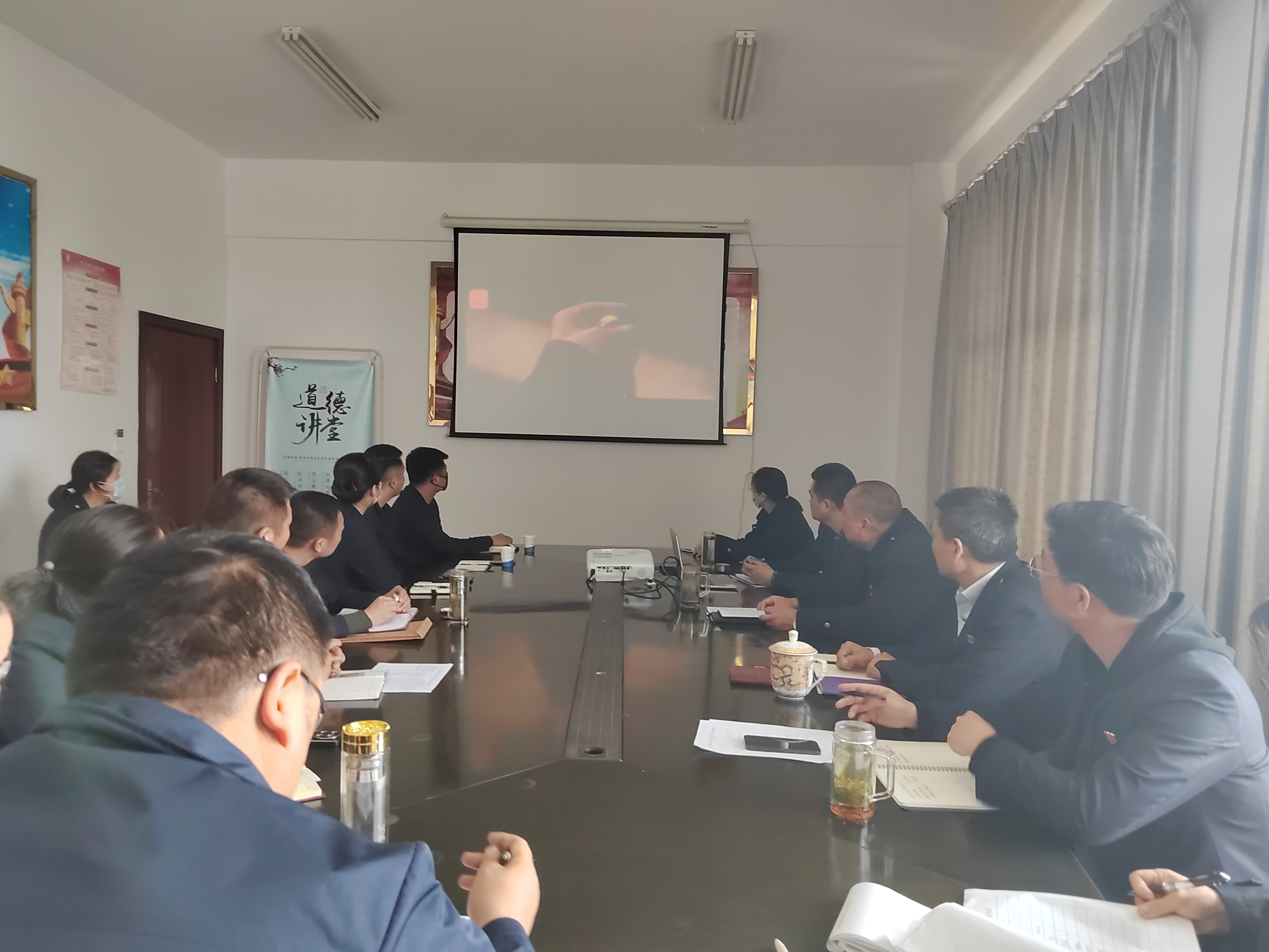 以案為鑒知敬畏 筑牢底線(xiàn)促廉潔——公交集團公交事業(yè)二部組織集中觀(guān)看廉政 警示教育片