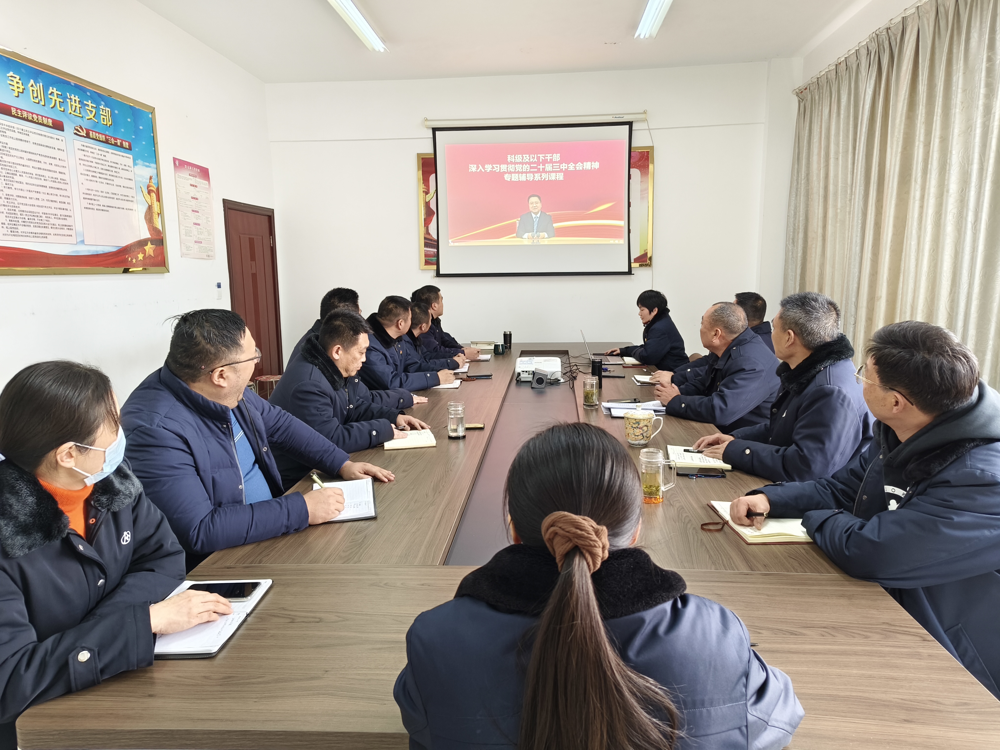 公交集團公交事業(yè)二部組織全體黨員干部學(xué)習《加強黨對進(jìn)一步全面深化改革的領(lǐng)導》