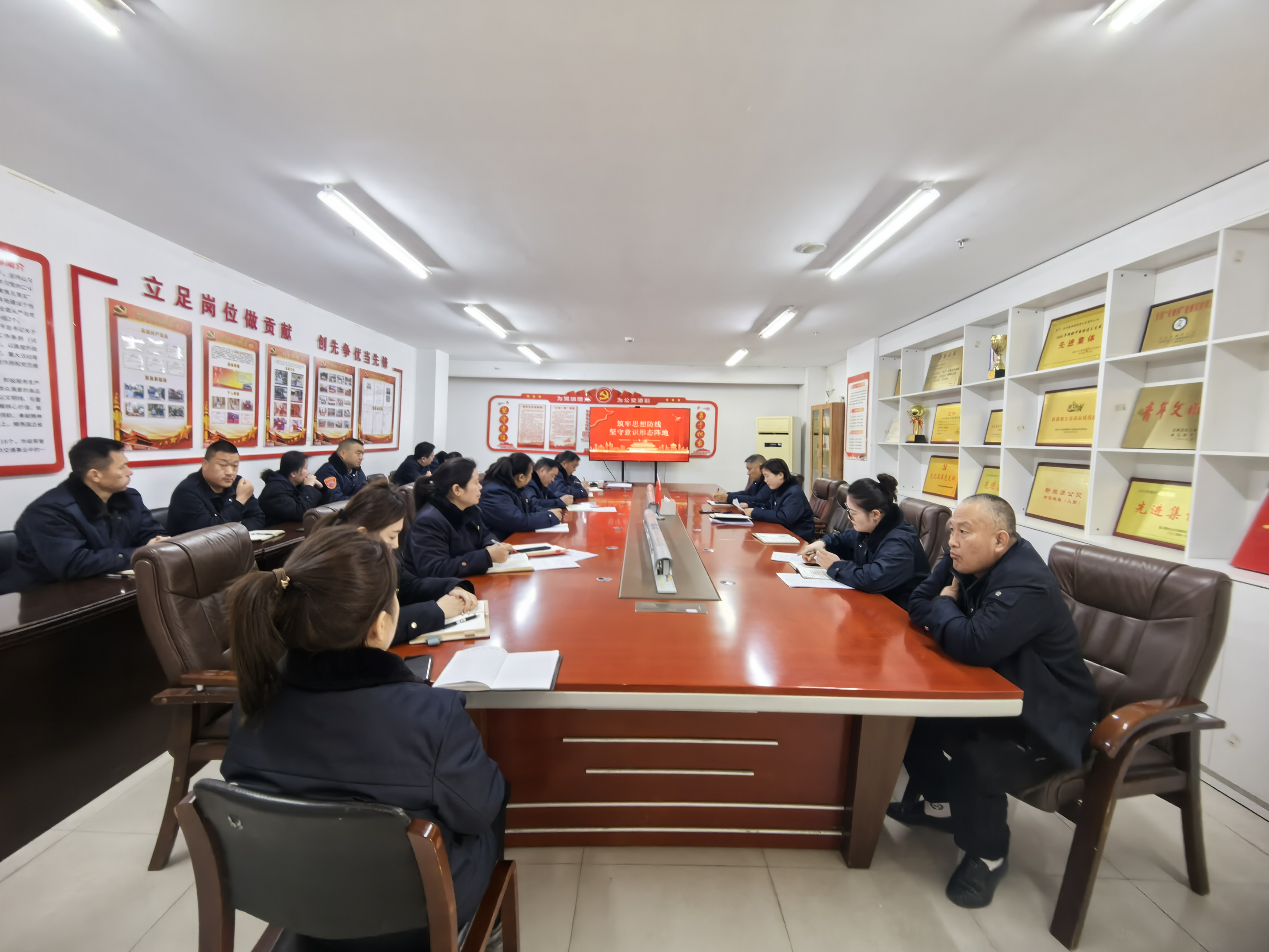 公交集團快速公交黨支部開(kāi)展《筑牢思想防線(xiàn) 堅守意識形態(tài)陣地》專(zhuān)題黨課