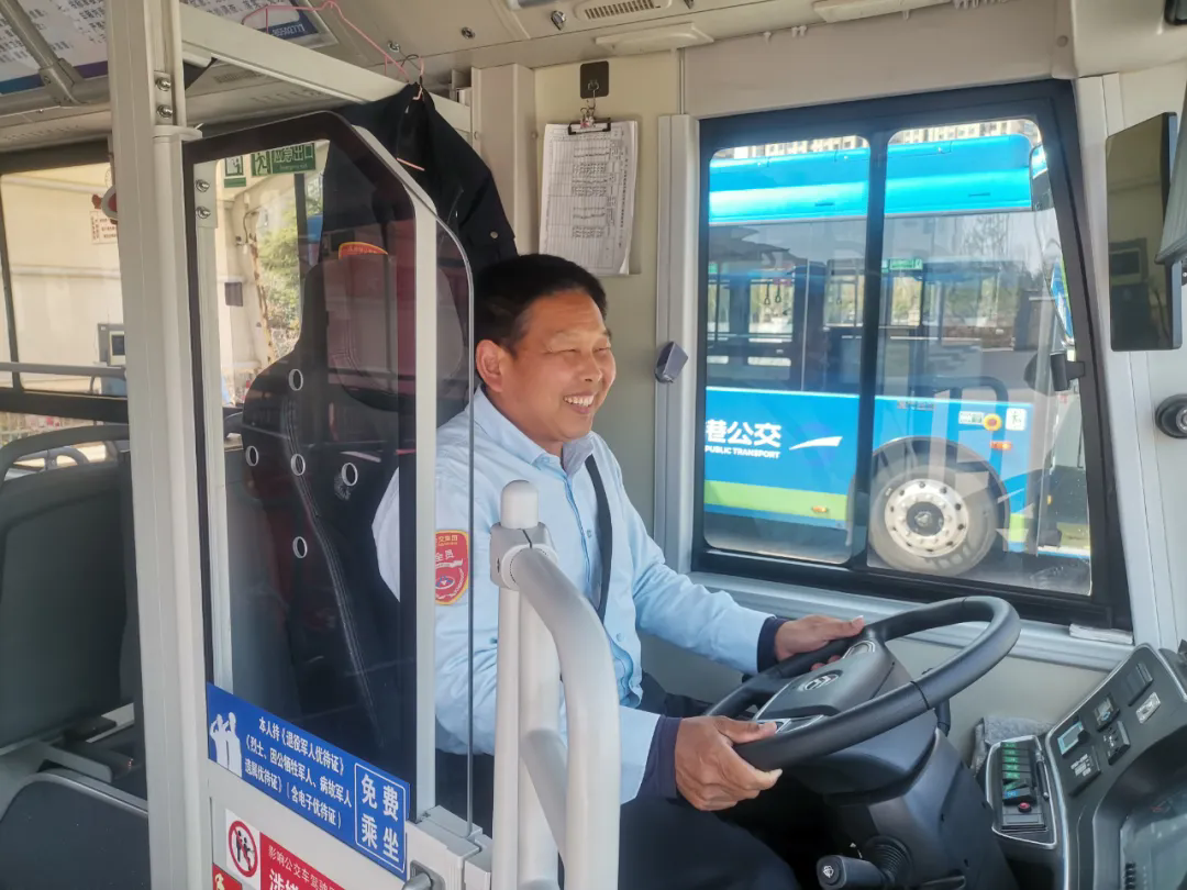 公交集團快速公交公司B20線(xiàn)線(xiàn)路長(cháng)陸啟正——在平凡中堅守初心 于細微處彰顯卓越