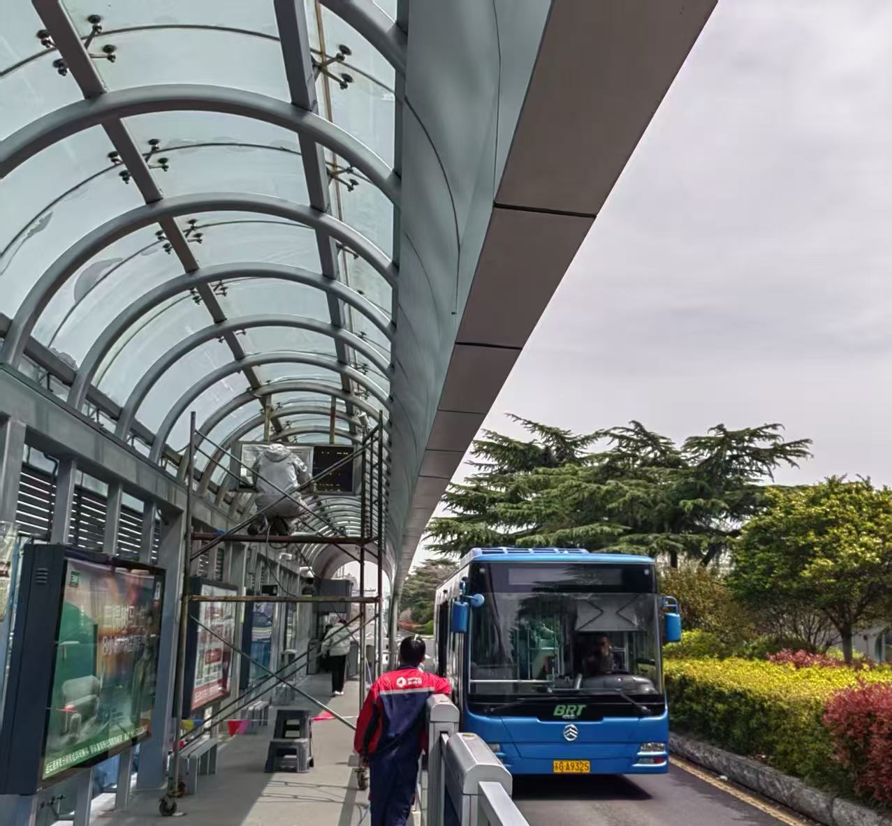 站臺噴漆煥新顏 城市窗口“靚”起來(lái)