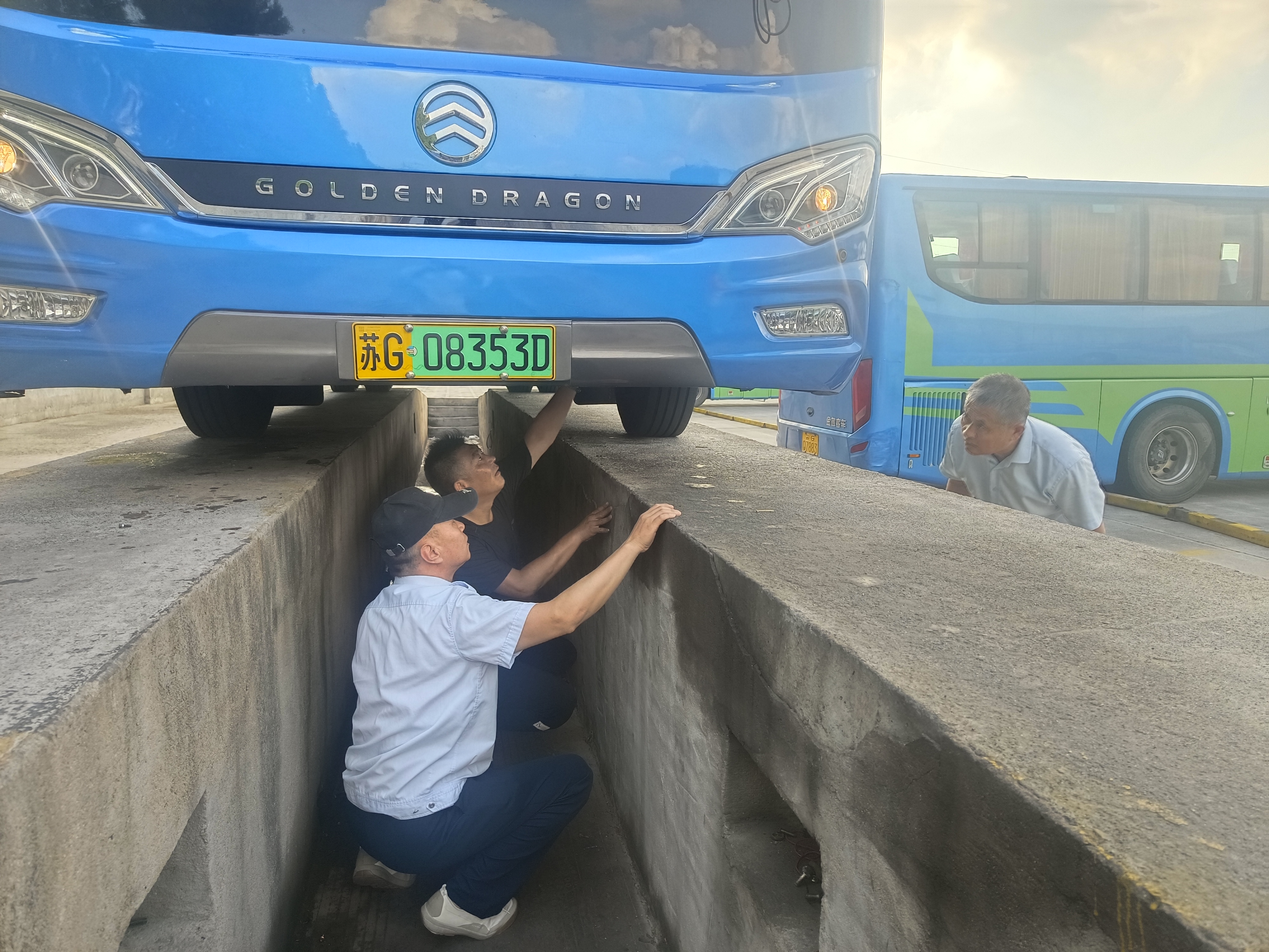 佳連公交公司開(kāi)展機務(wù)例保檢查，全面保障車(chē)輛安全運行