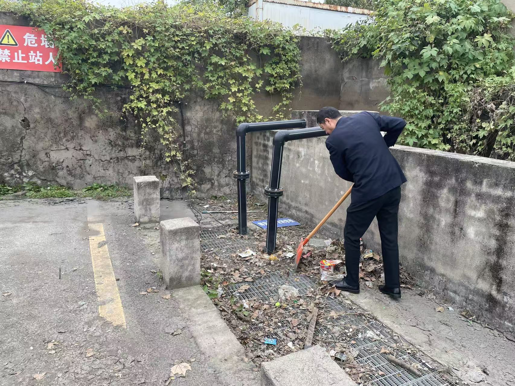 公交集團權屬海通公交公司組織開(kāi)展秋季場(chǎng)站養護工作