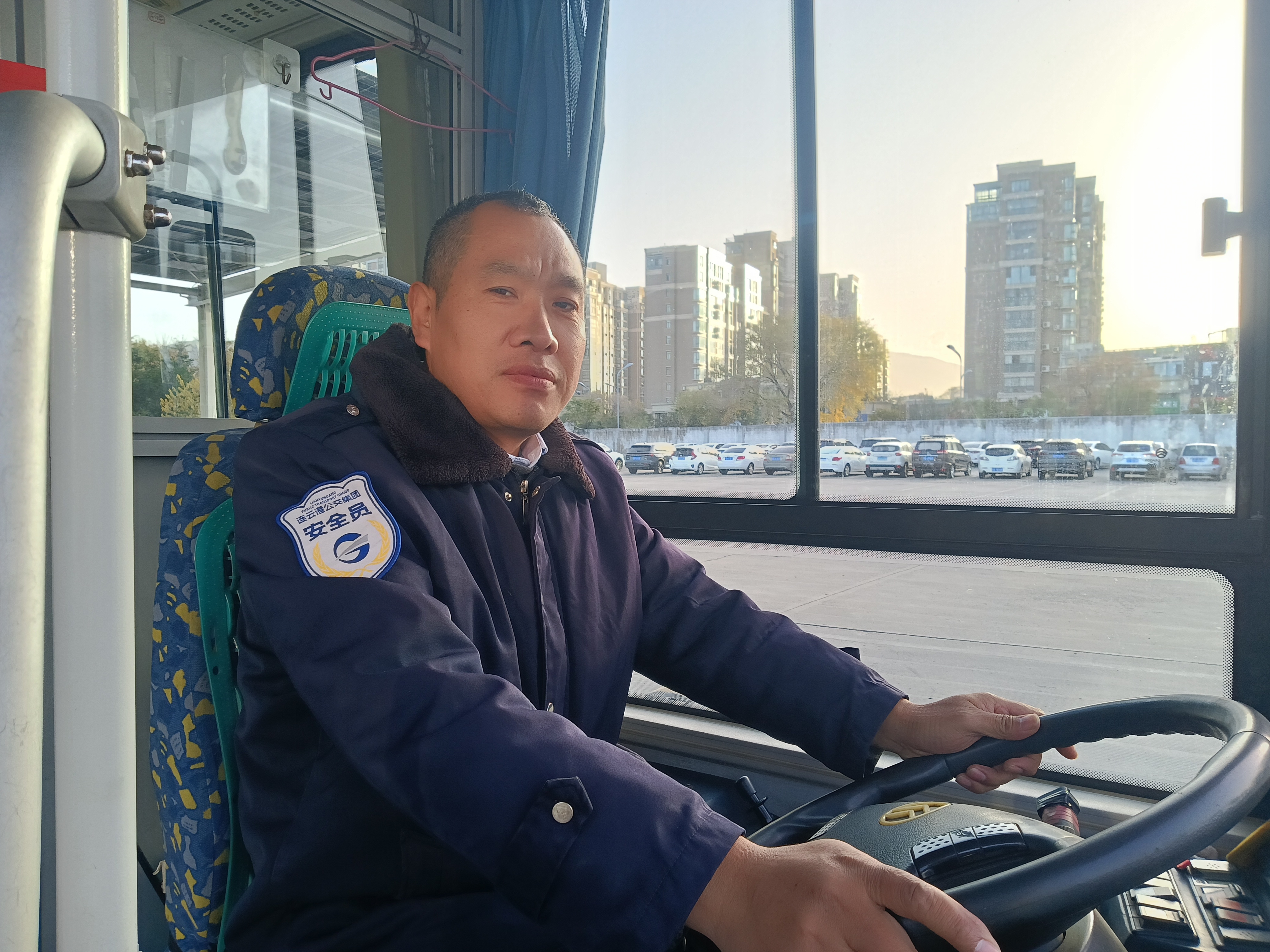 公交集團快速公交公司B13線(xiàn)駕駛員陳彩 拾金不昧，老人失物復得連連致謝