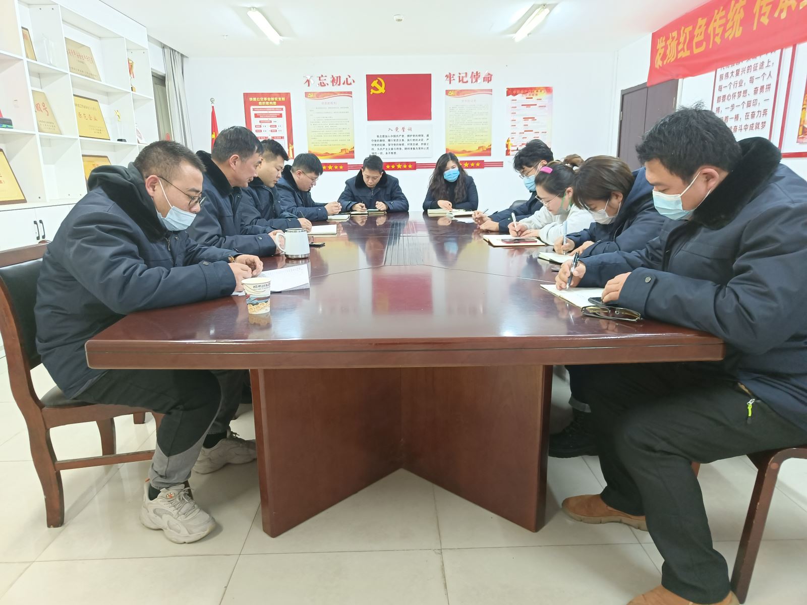 公交集團快速公交事業(yè)部召開(kāi)運營(yíng)生產(chǎn)工作會(huì )議