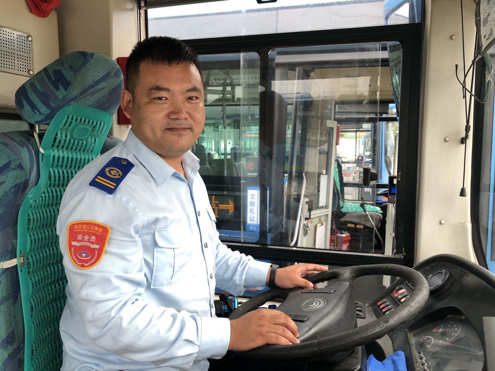 路口遇大貨車(chē)起火,B12駕駛員汪曉龍挺身救火