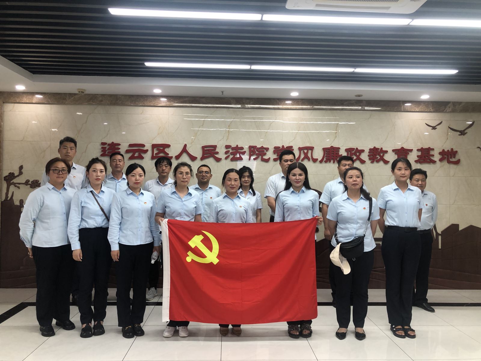 公交集團快速公交事業(yè)部組織參觀(guān)連云區法院黨風(fēng)廉政教育基地