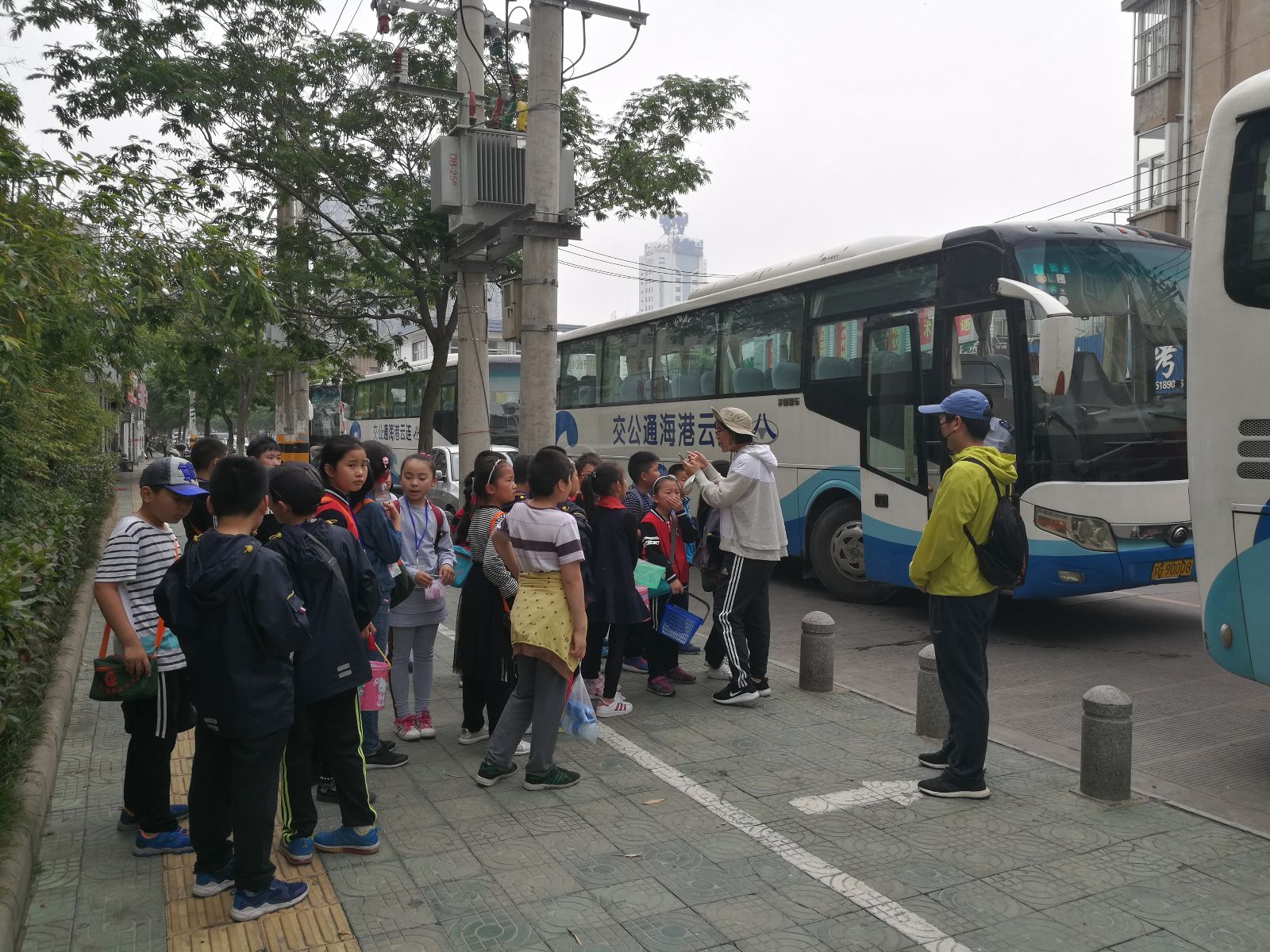 公交集團佳連公司圓滿(mǎn)完成蒼梧晚報小記者觀(guān)光采摘運輸工作