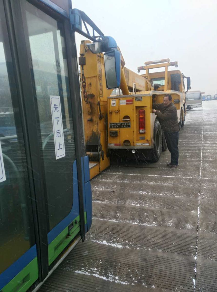 公交集團汽服公司做好冰雪天氣公交車(chē)輛后勤保障工作