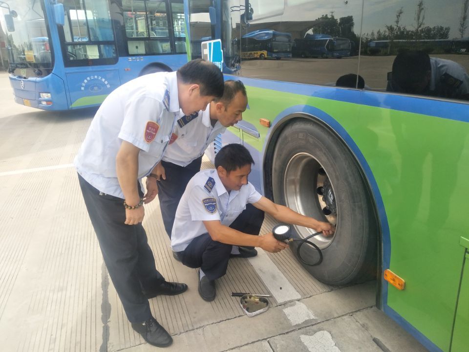 公交集團快速公司開(kāi)展車(chē)輛輪胎專(zhuān)項檢查工作