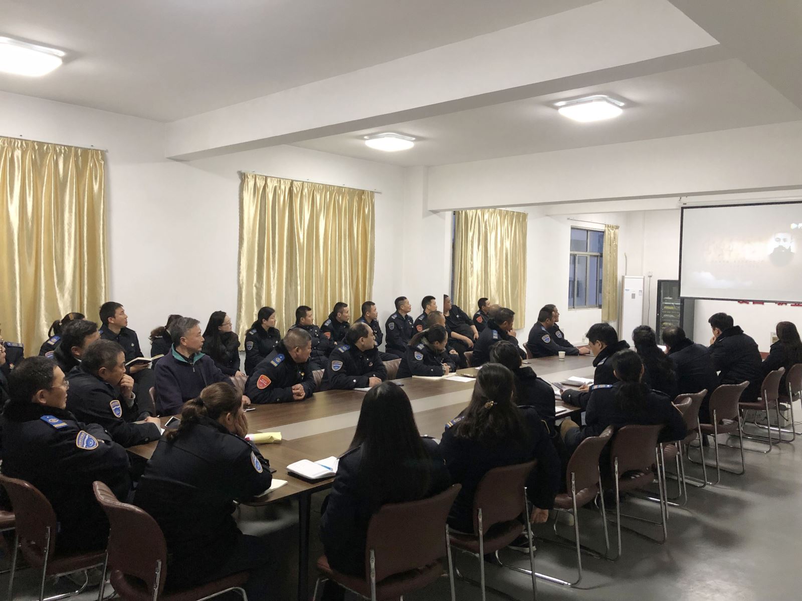 “緬懷先烈憶初心、傳承精神勇?lián)敗薄患瘓F各支部開(kāi)展形式多樣的主題黨日活動(dòng)