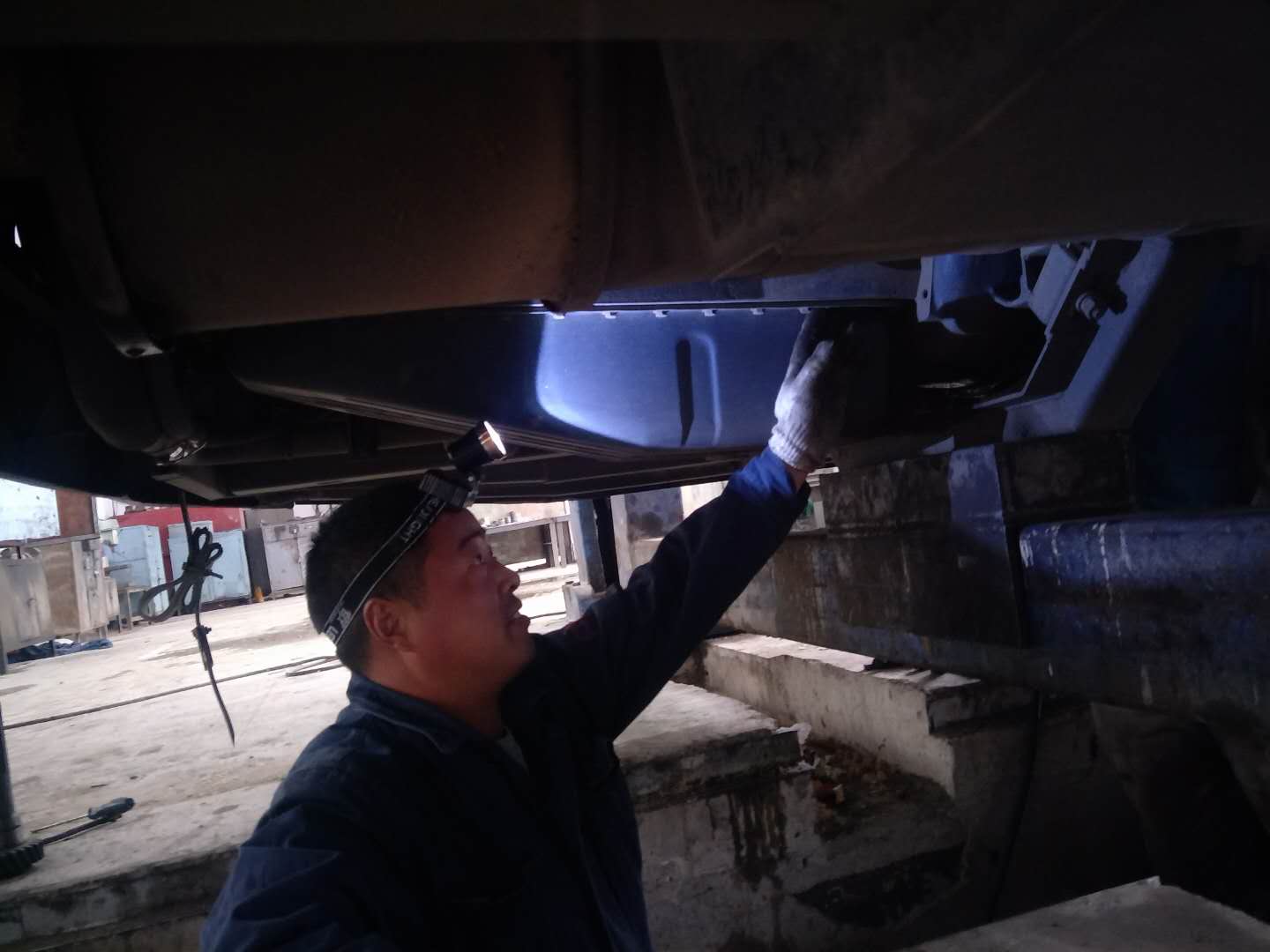 為公交車(chē)“診脈” 他們是高手