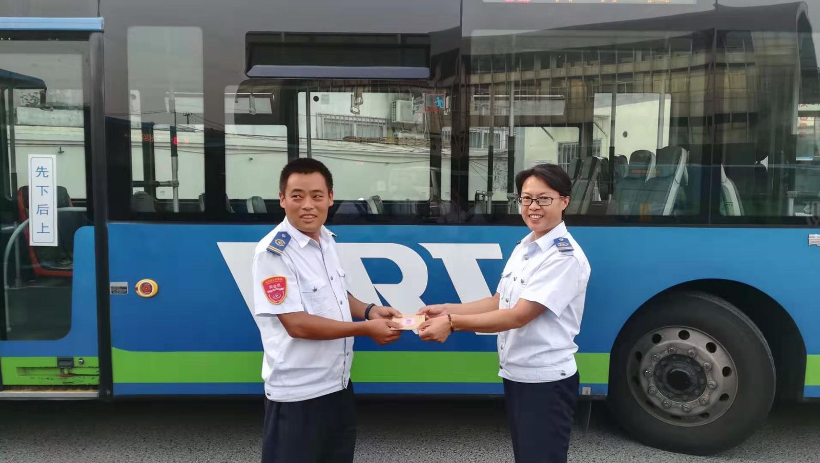 公交集團工會(huì )開(kāi)展金秋助學(xué)活動(dòng)