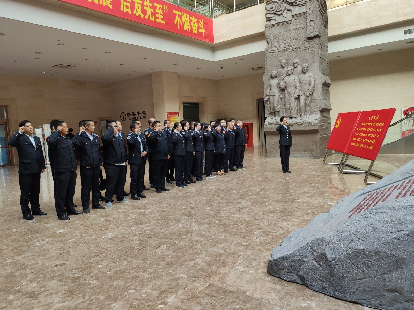 公交集團公交事業(yè)一部組織參觀(guān)“共產(chǎn)黨人的初心與使命”檔案文獻展