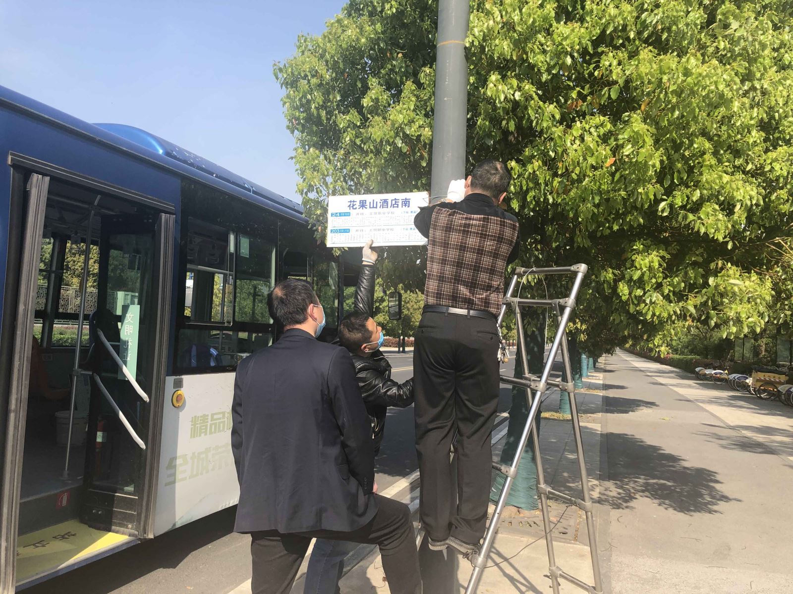 公交集團公交事業(yè)一部組織人員修復站牌為創(chuàng  )文助力